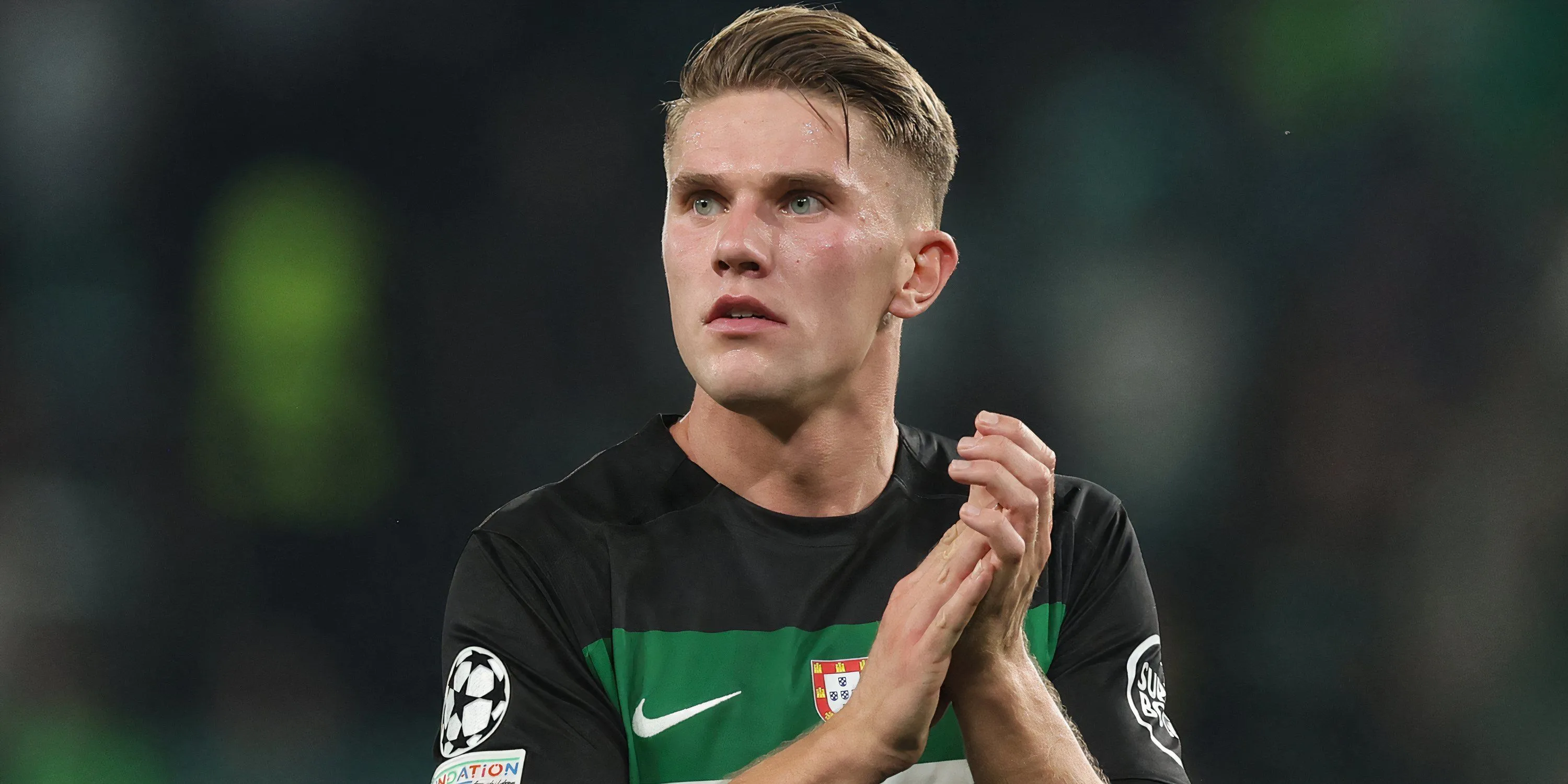 Viktor Gyokeres, tiền đạo Sporting CP được MU quan tâm, vỗ tay tri ân cổ động viên