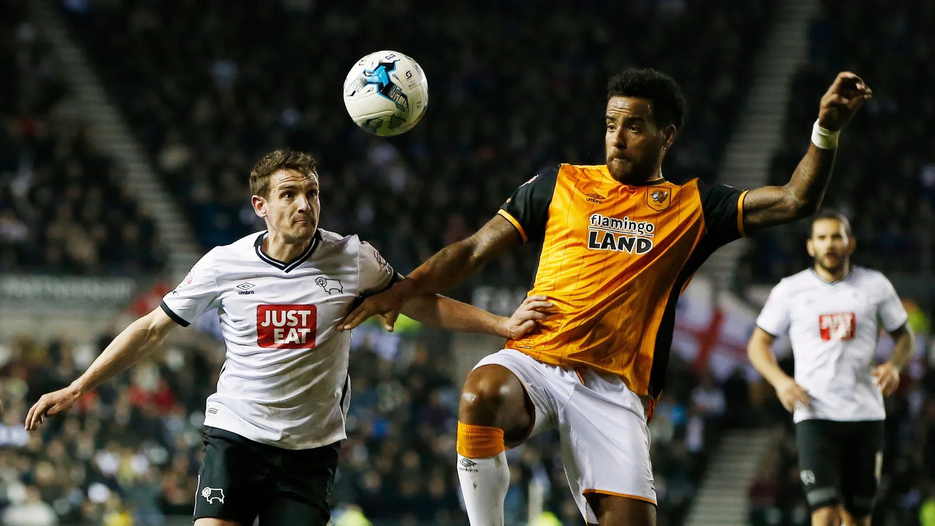Cầu thủ Craig Bryson và Tom Huddlestone trong trận đấu giữa Derby County và Hull City tại vòng play-off Championship.