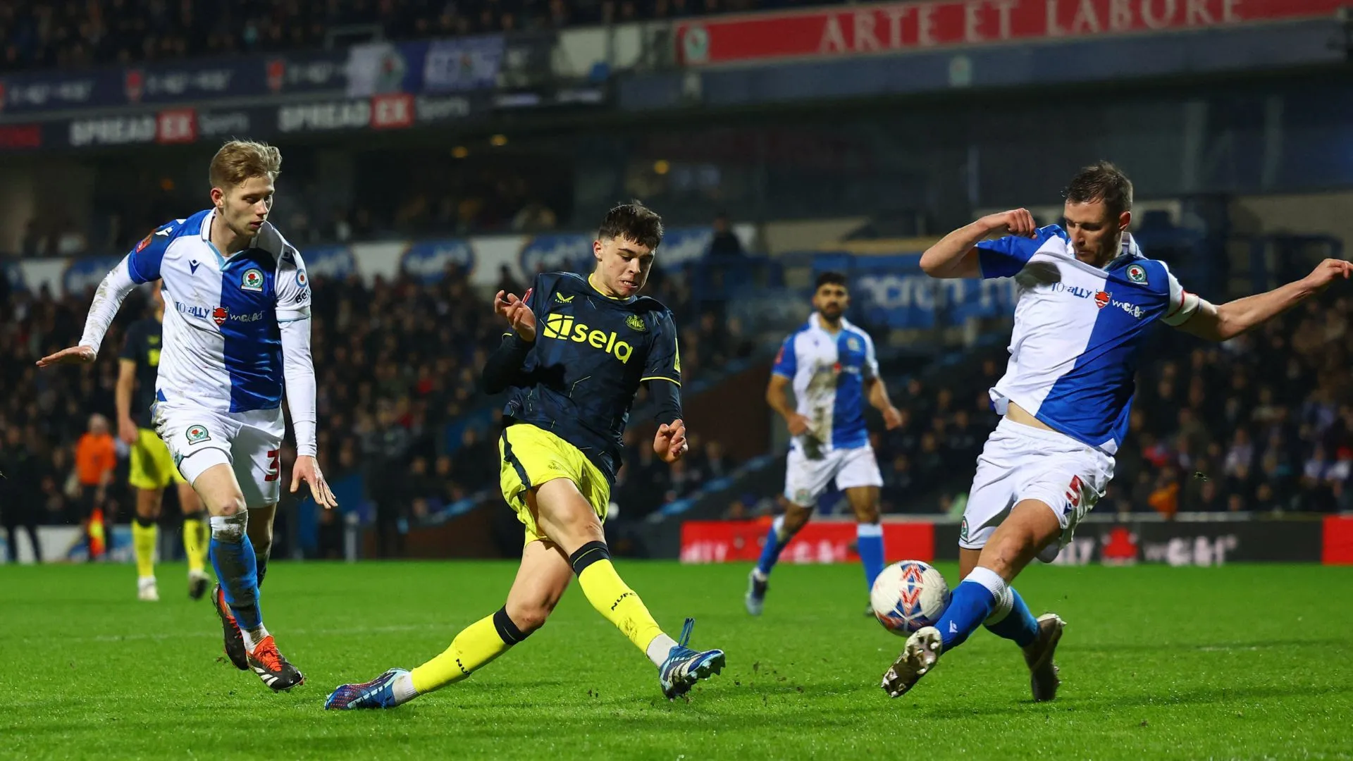 Dominic Hyam thể hiện kinh nghiệm phòng ngự cho Blackburn Rovers
