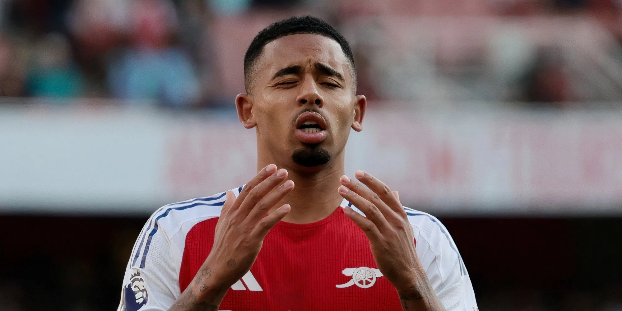 Gabriel Jesus trong màu áo Arsenal đối mặt hậu vệ đối phương trên sân Premier League