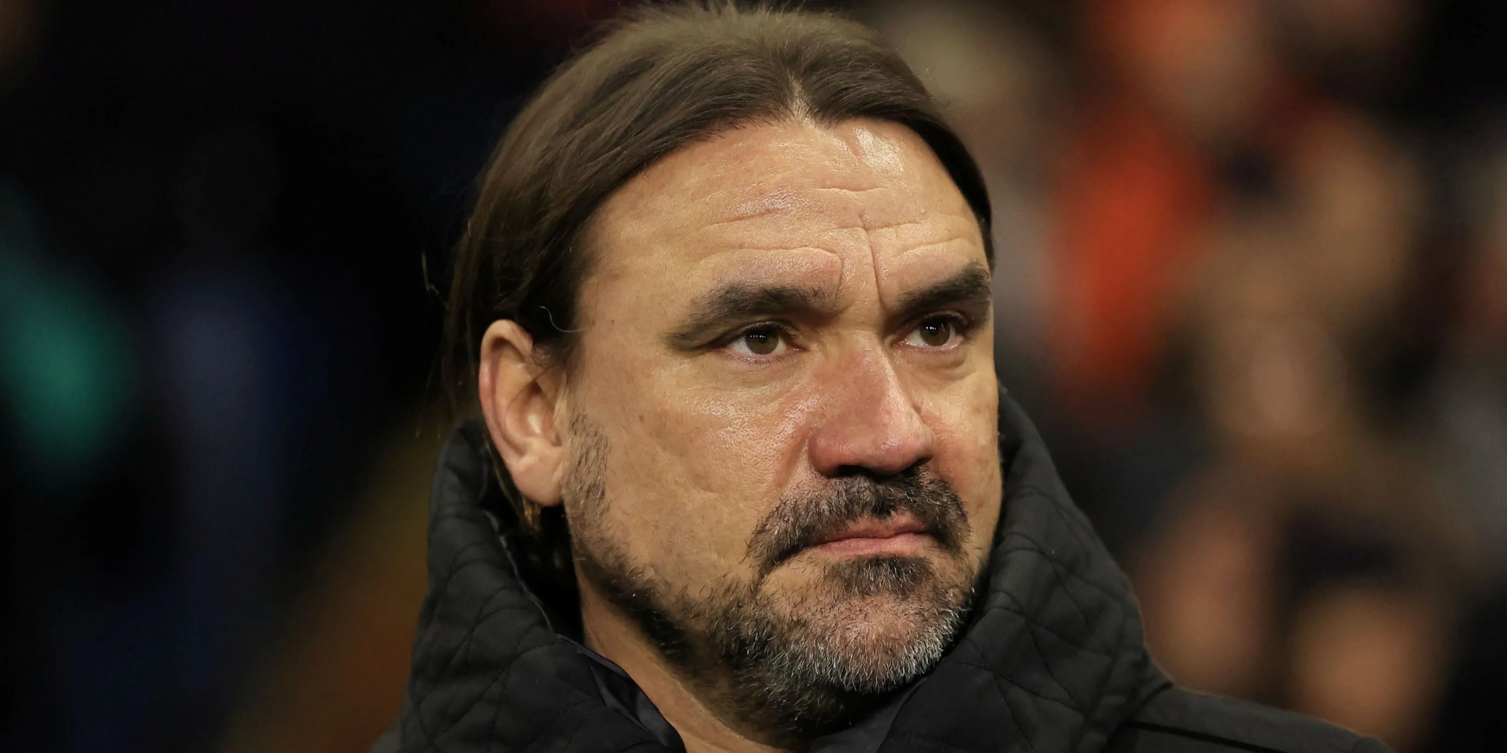 HLV Daniel Farke của Leeds United trên băng ghế huấn luyện theo dõi trận đấu