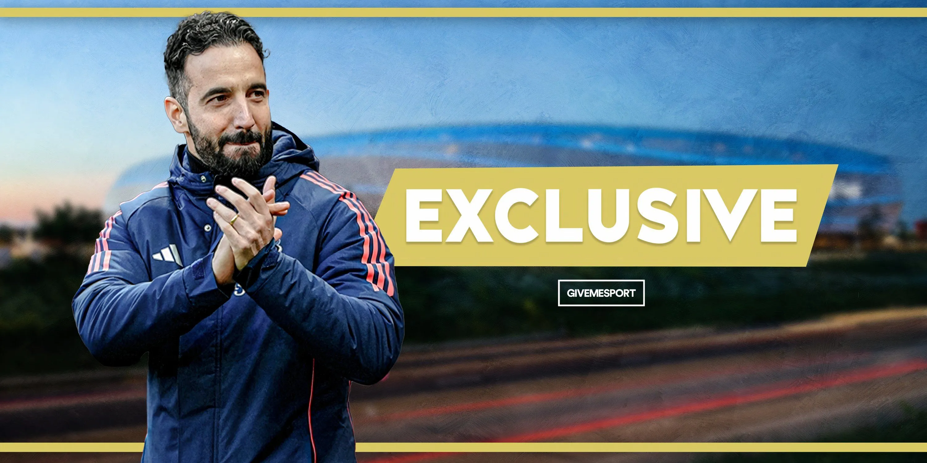 HLV trưởng Manchester United Ruben Amorim đang theo dõi trận đấu