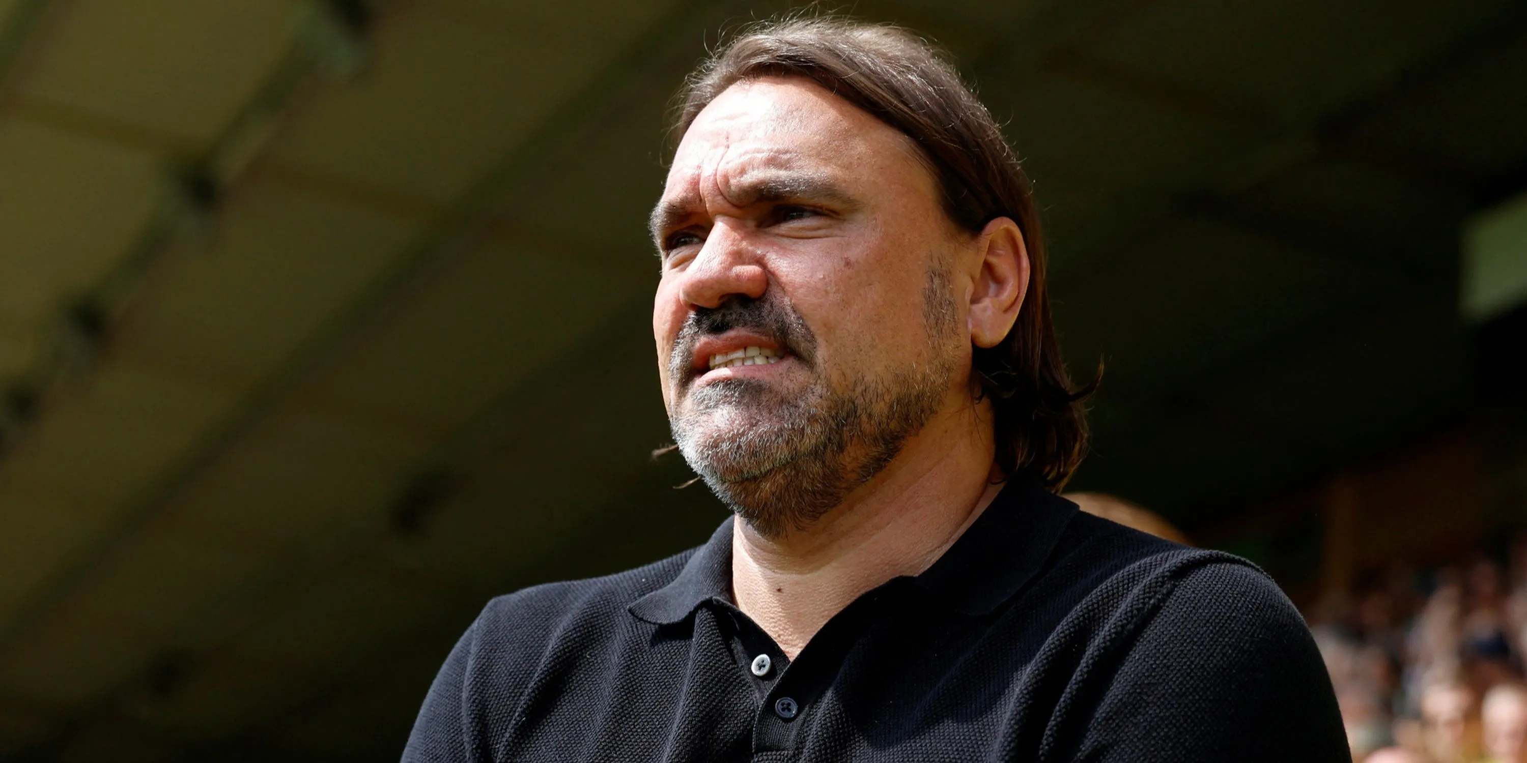 Huấn luyện viên Daniel Farke của Leeds United theo dõi trận đấu với vẻ mặt đầy suy tư