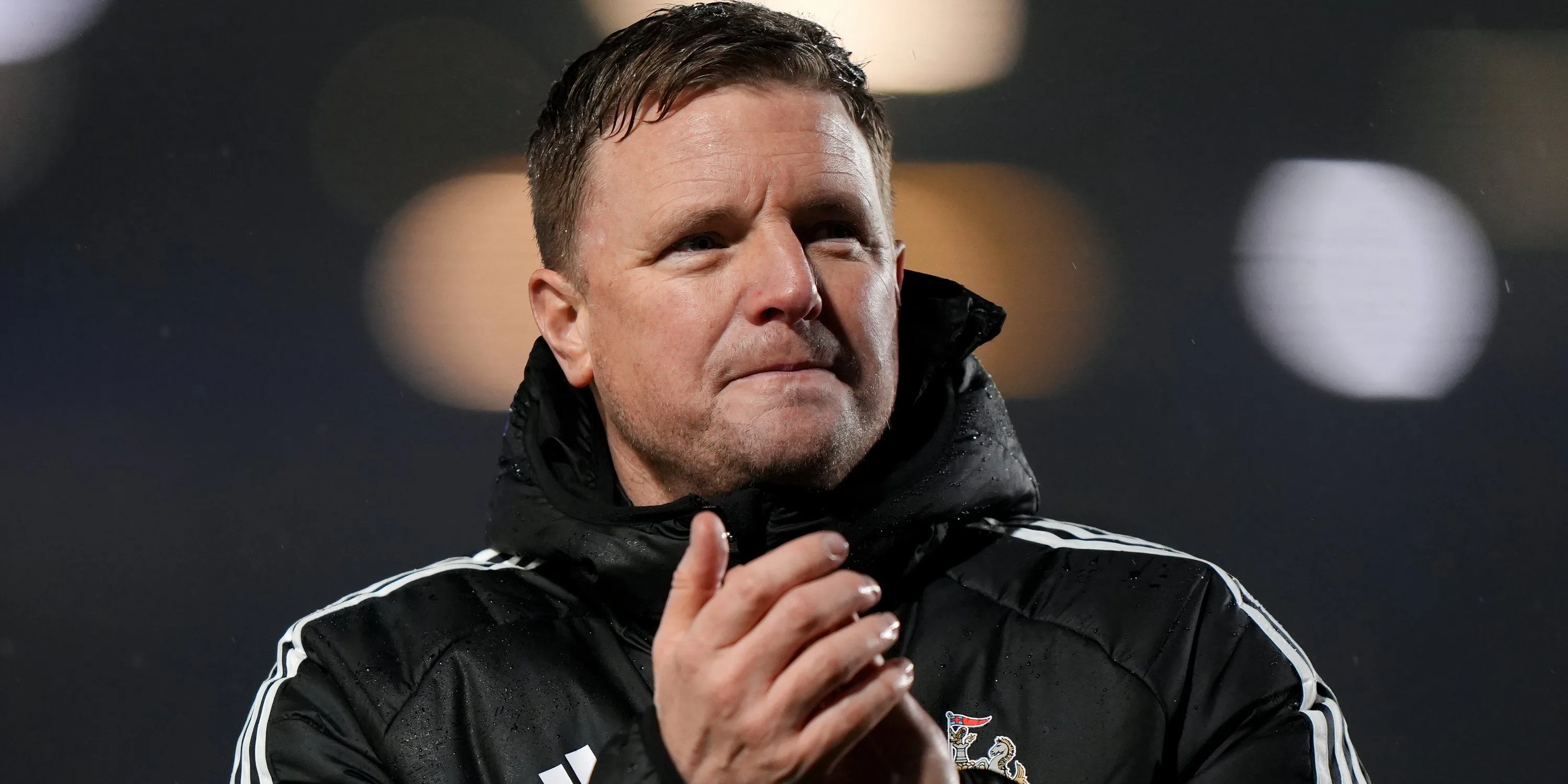 Huấn luyện viên Eddie Howe của Newcastle United, người đang đối mặt nhiều thách thức trên thị trường chuyển nhượng