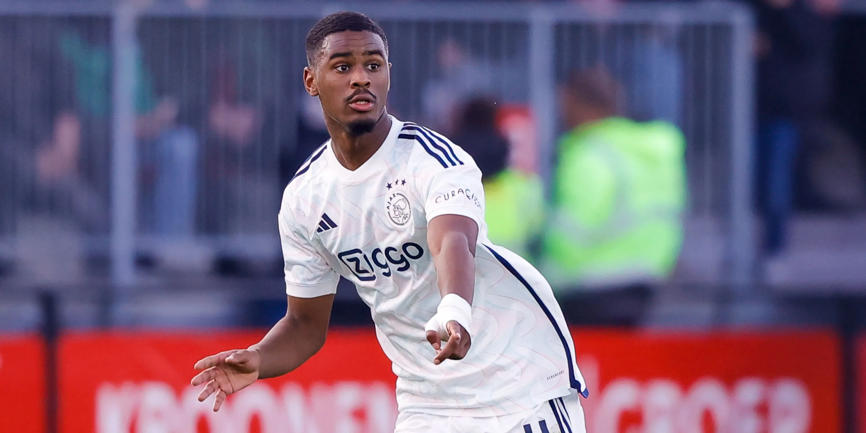 Jorrel Hato, hậu vệ trẻ của Ajax và đội tuyển Hà Lan, thể hiện sự chững chạc vượt tuổi.