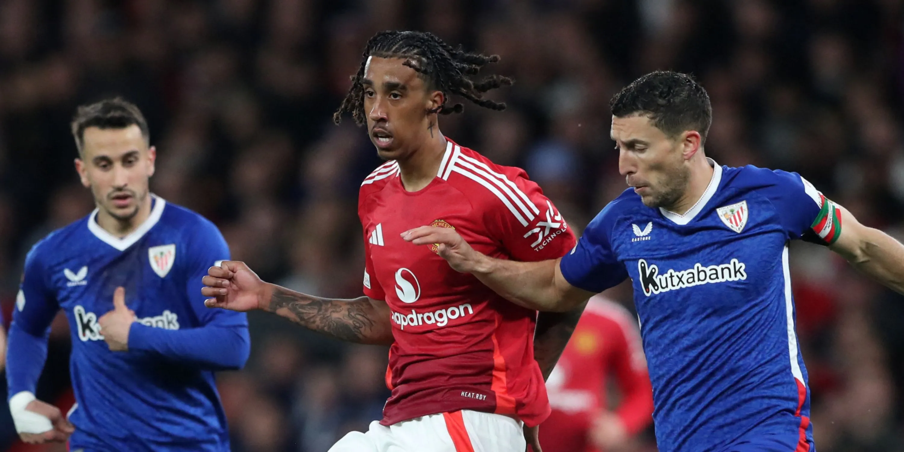 Leny Yoro trong màu áo Manchester United, hậu vệ trẻ người Pháp được kỳ vọng sẽ trở thành trụ cột Quỷ Đỏ.