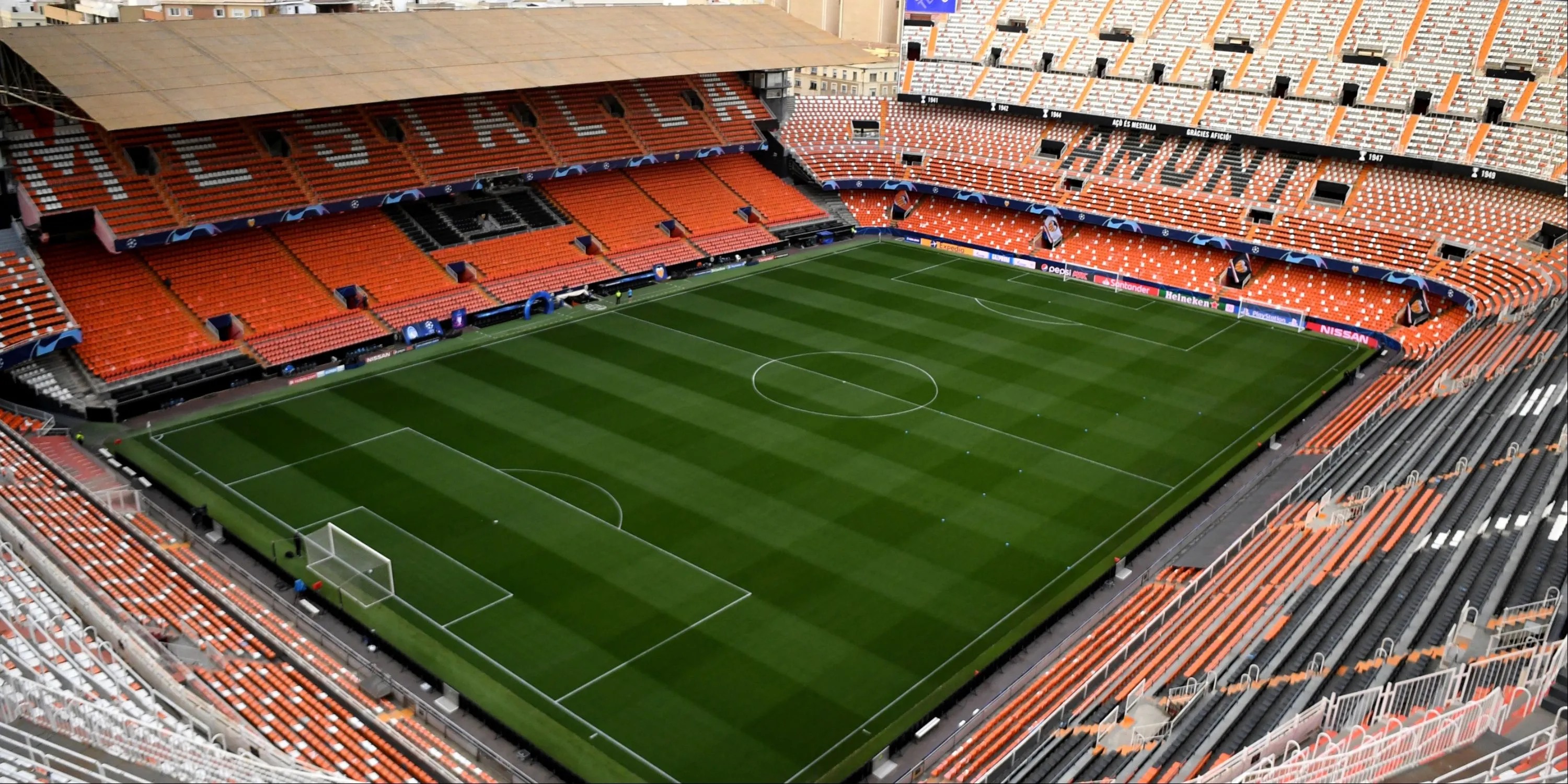 Sân vận động Mestalla của Valencia nổi tiếng với khán đài dốc và không khí cuồng nhiệt.