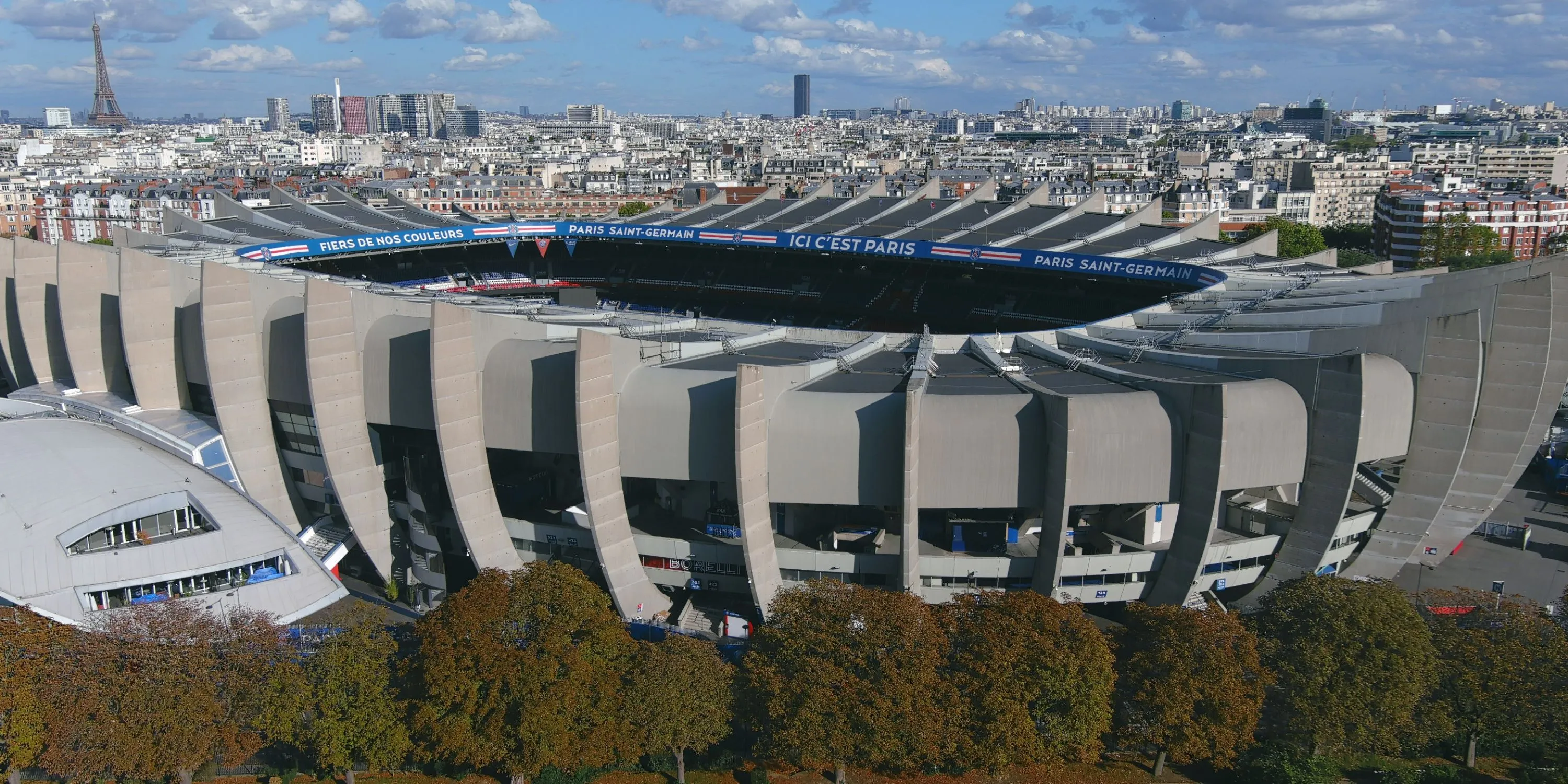 Sân vận động Parc des Princes với kiến trúc đặc trưng ở Paris, Pháp.
