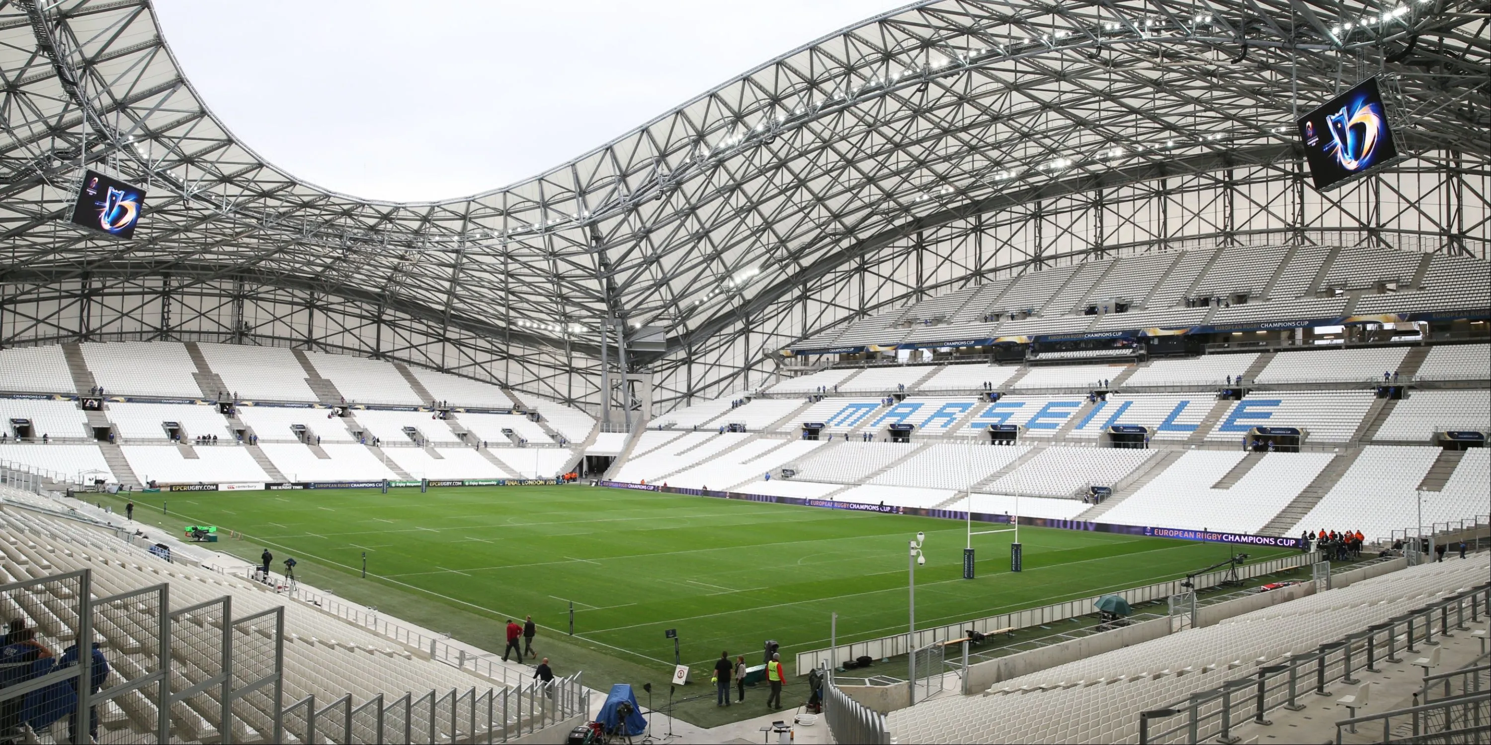 Sân vận động Stade Velodrome của Marseille, nổi bật với thiết kế mái che độc đáo.