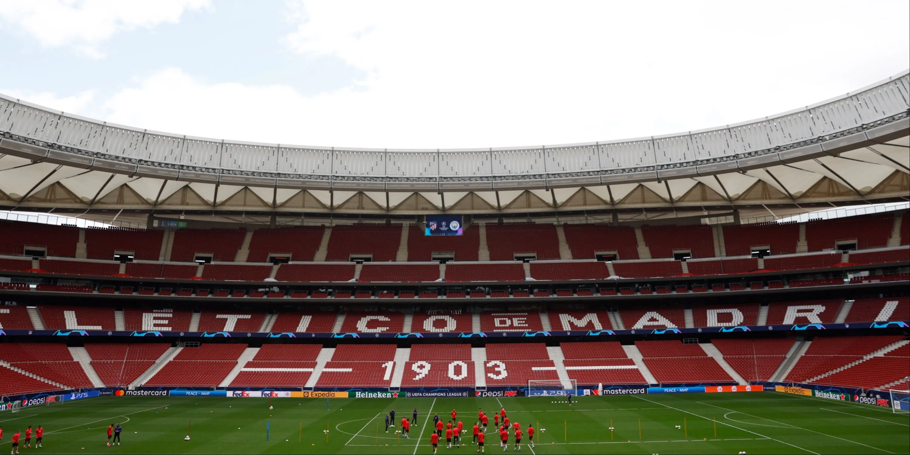 Sân vận động Wanda Metropolitano của Atletico Madrid, nổi bật với thiết kế mái che bao trùm.