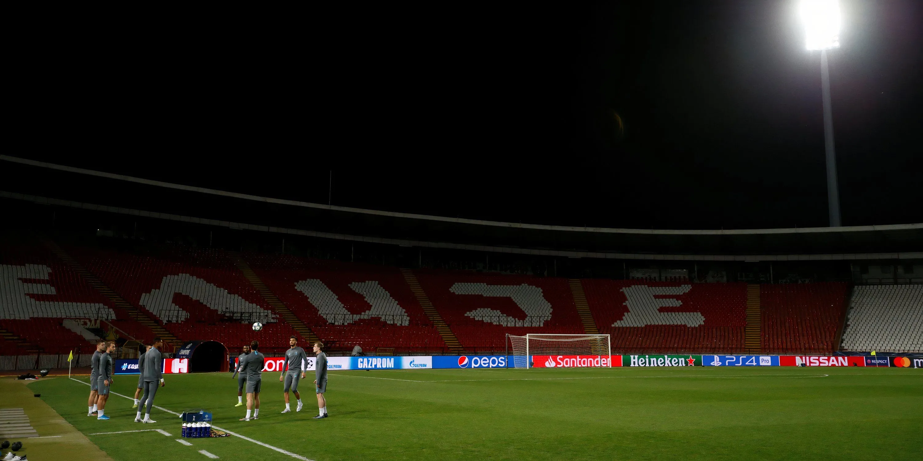 Stadion Rajko Mitic, sân nhà của Red Star Belgrade, với bầu không khí cuồng nhiệt.