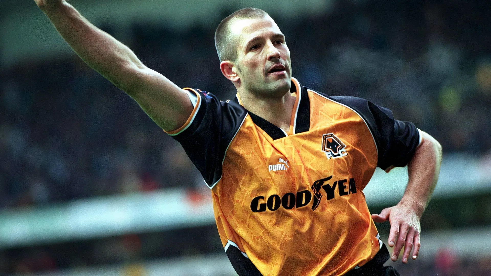 Steve Bull ăn mừng bàn thắng, trở thành biểu tượng của Wolves