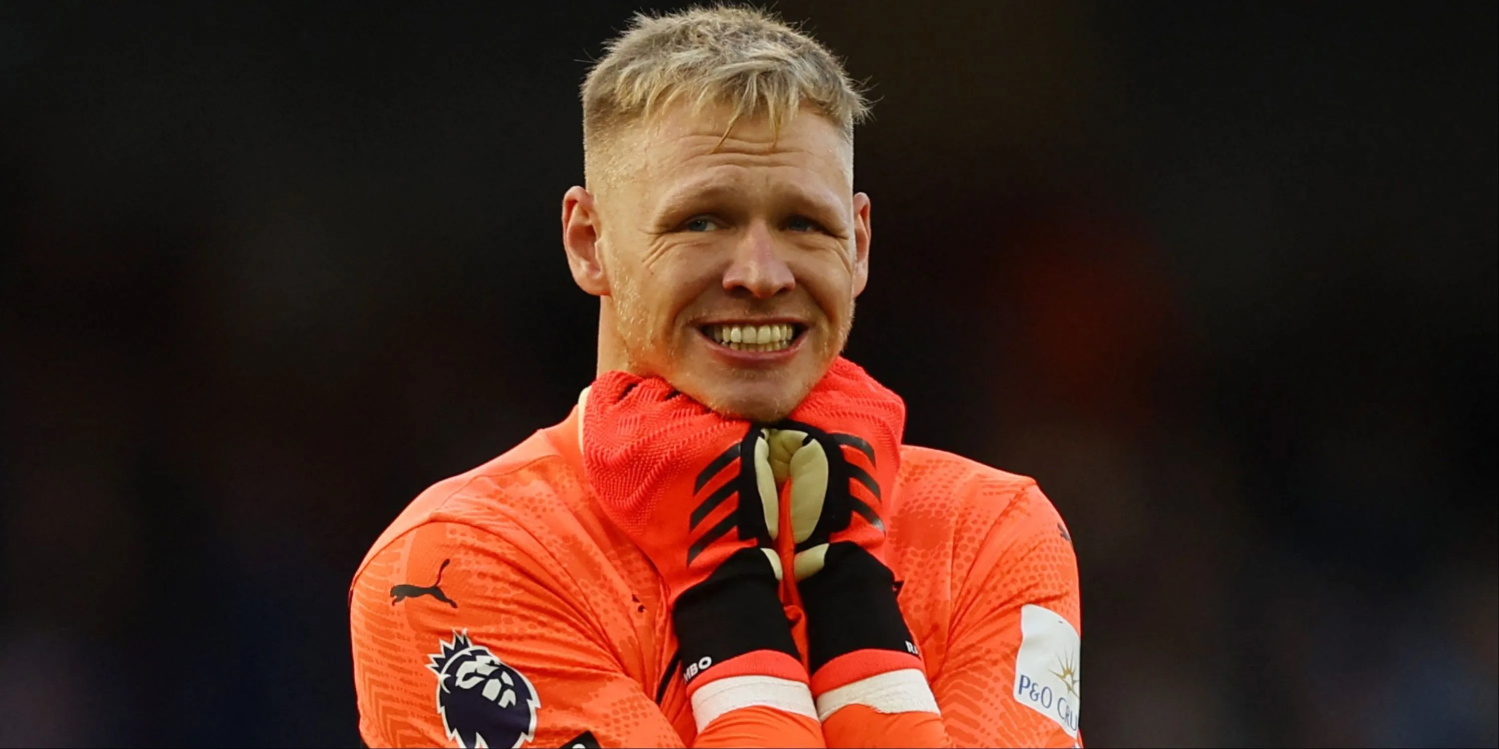 Thủ môn Aaron Ramsdale trong màu áo đội tuyển Anh, chuẩn bị gia nhập Newcastle United.