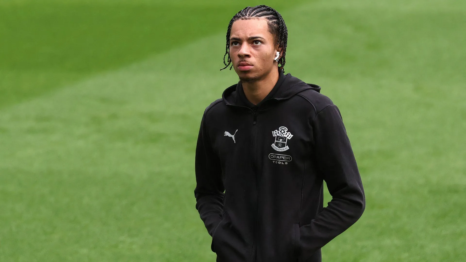 Tiền vệ cánh Samuel Edozie của Southampton thi đấu trên sân cỏ, tương lai anh vẫn là dấu hỏi lớn