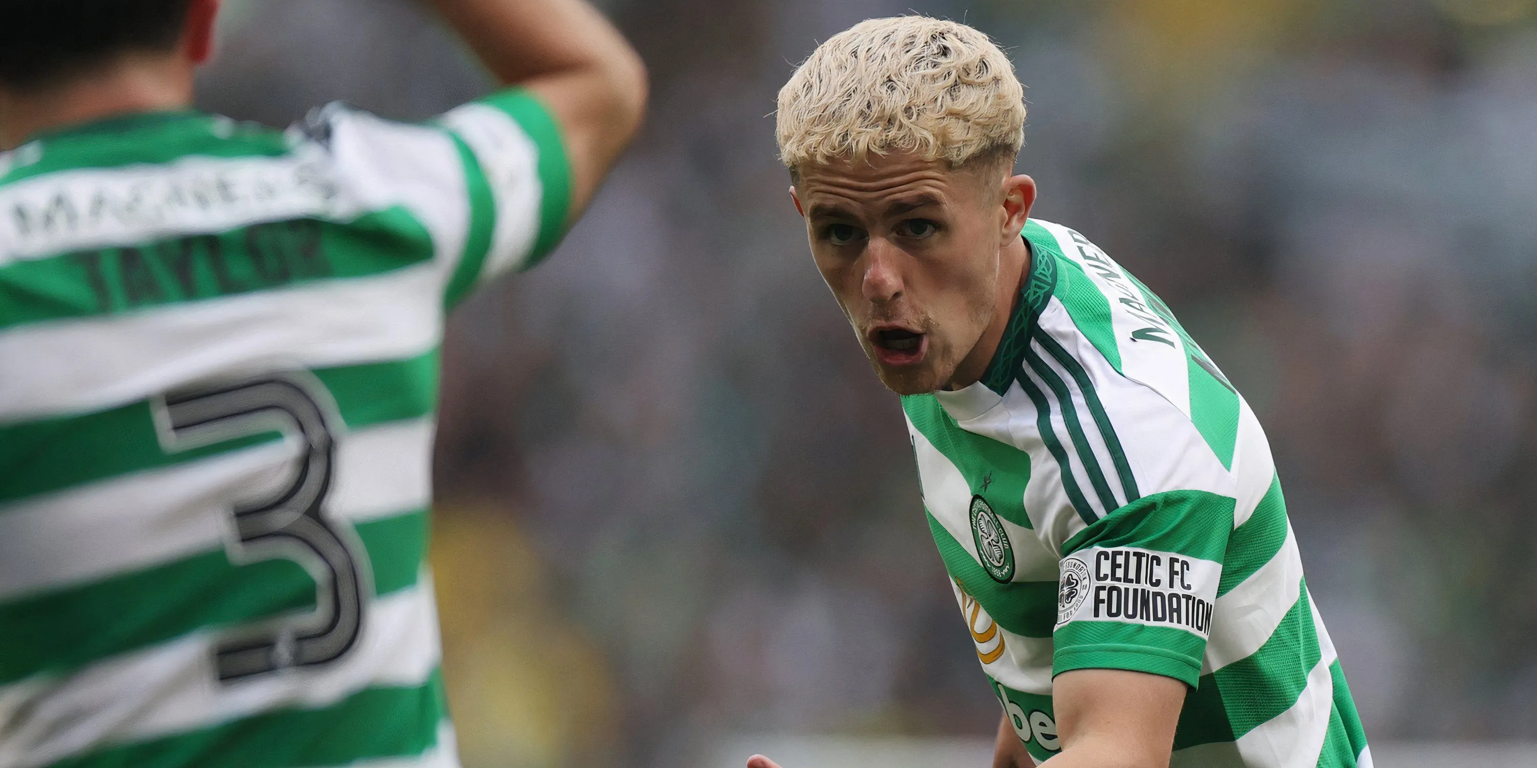 Adam Idah ăn mừng bàn thắng quyết định cho Celtic trong trận đấu mở màn Scottish Premiership