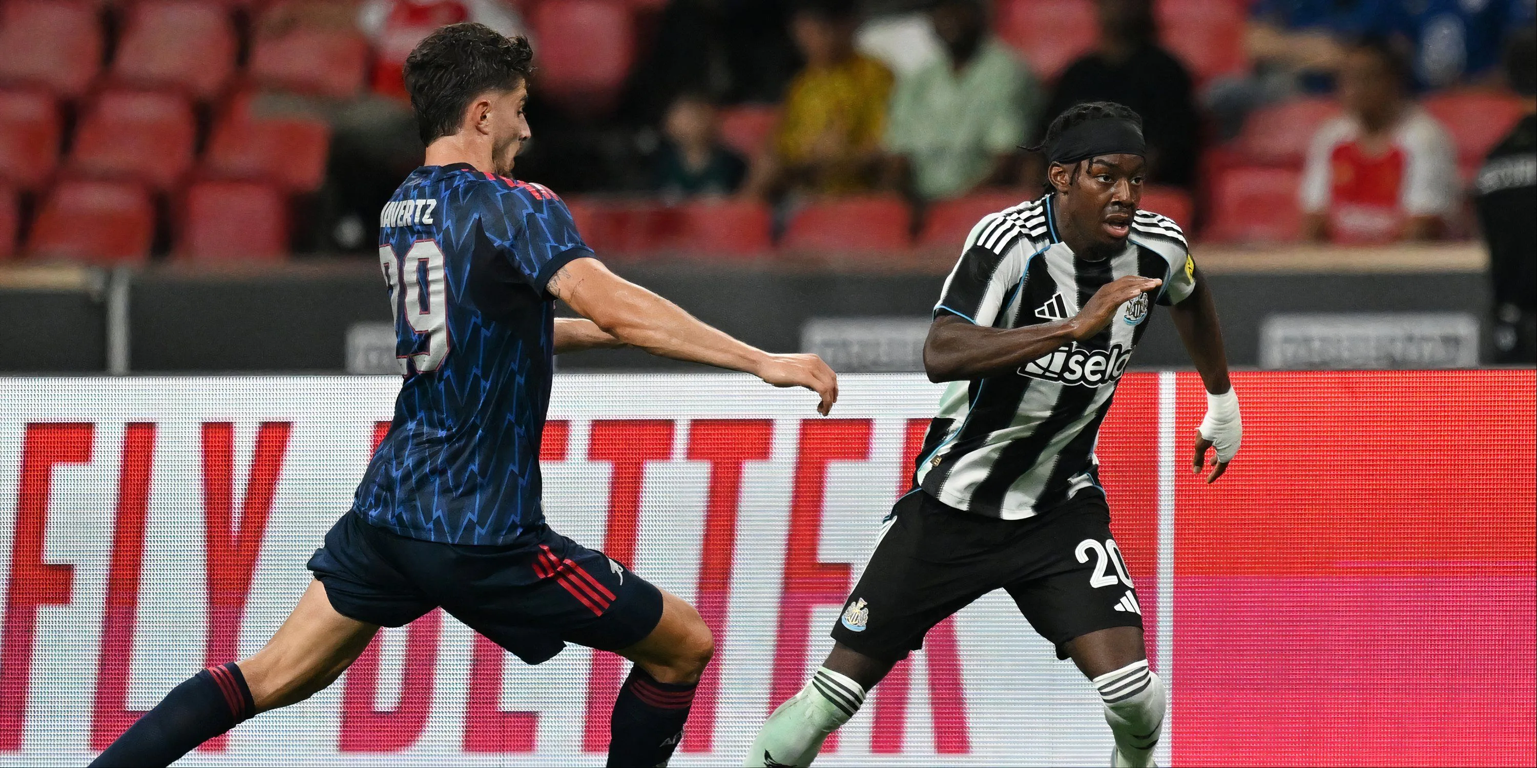 Anthony Elanga trong trận đấu giữa Arsenal và Newcastle, thể hiện khả năng tấn công nhanh