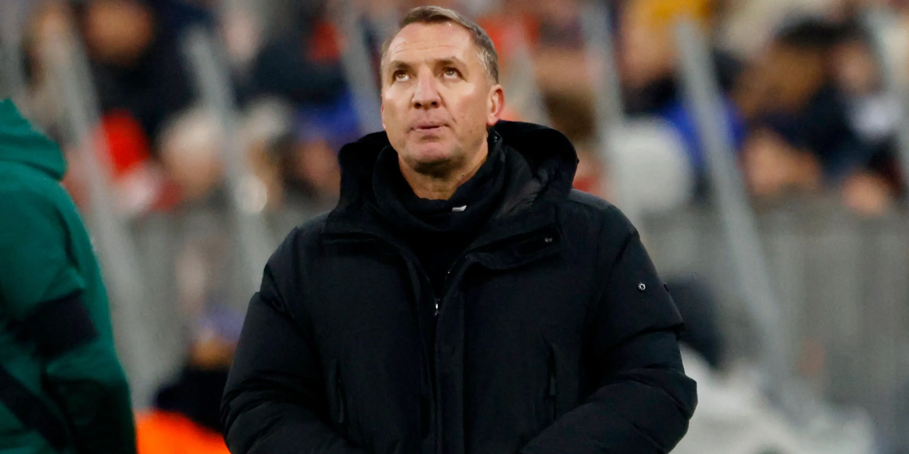 HLV Brendan Rodgers của Celtic đứng trên đường pitch đang chỉ đạo