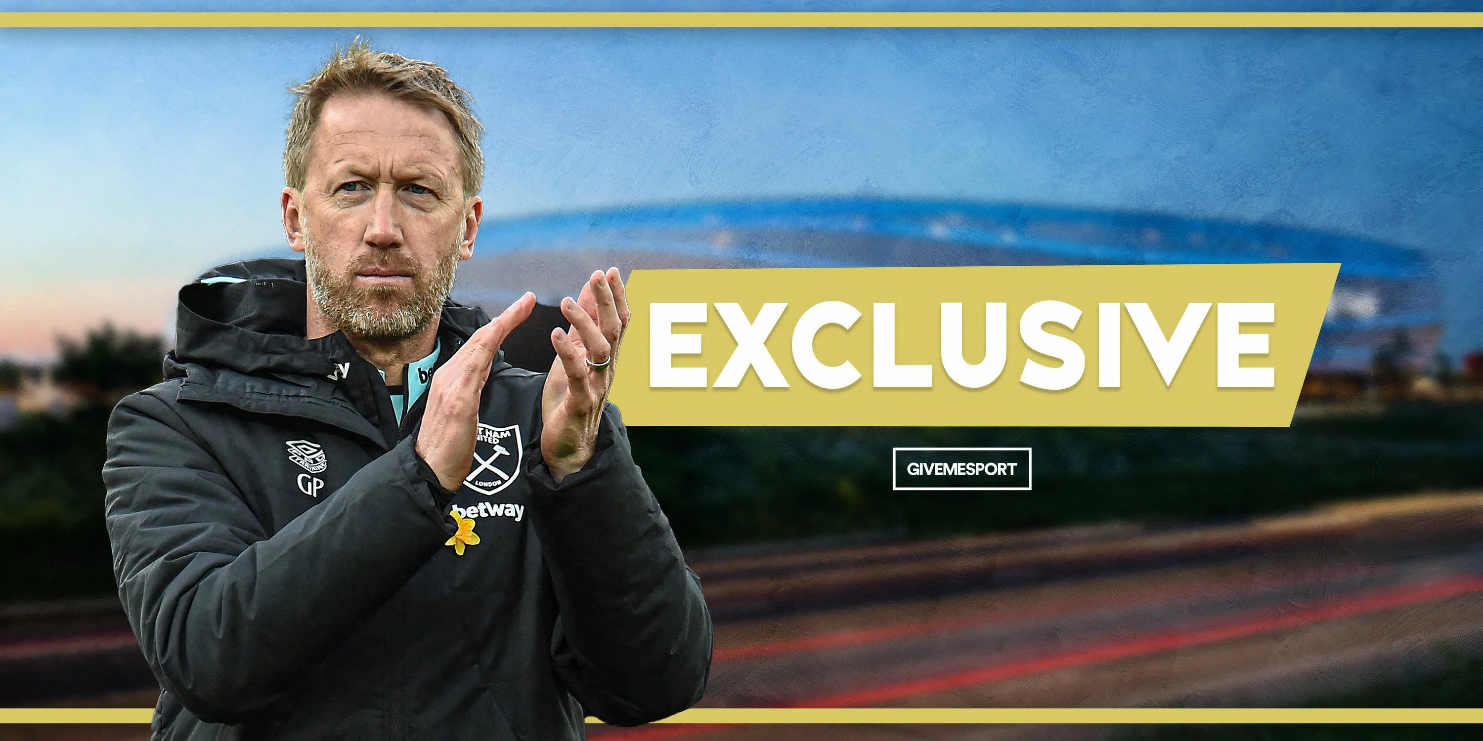 Huấn luyện viên Graham Potter của West Ham United đang theo dõi trận đấu từ khu vực kỹ thuật.