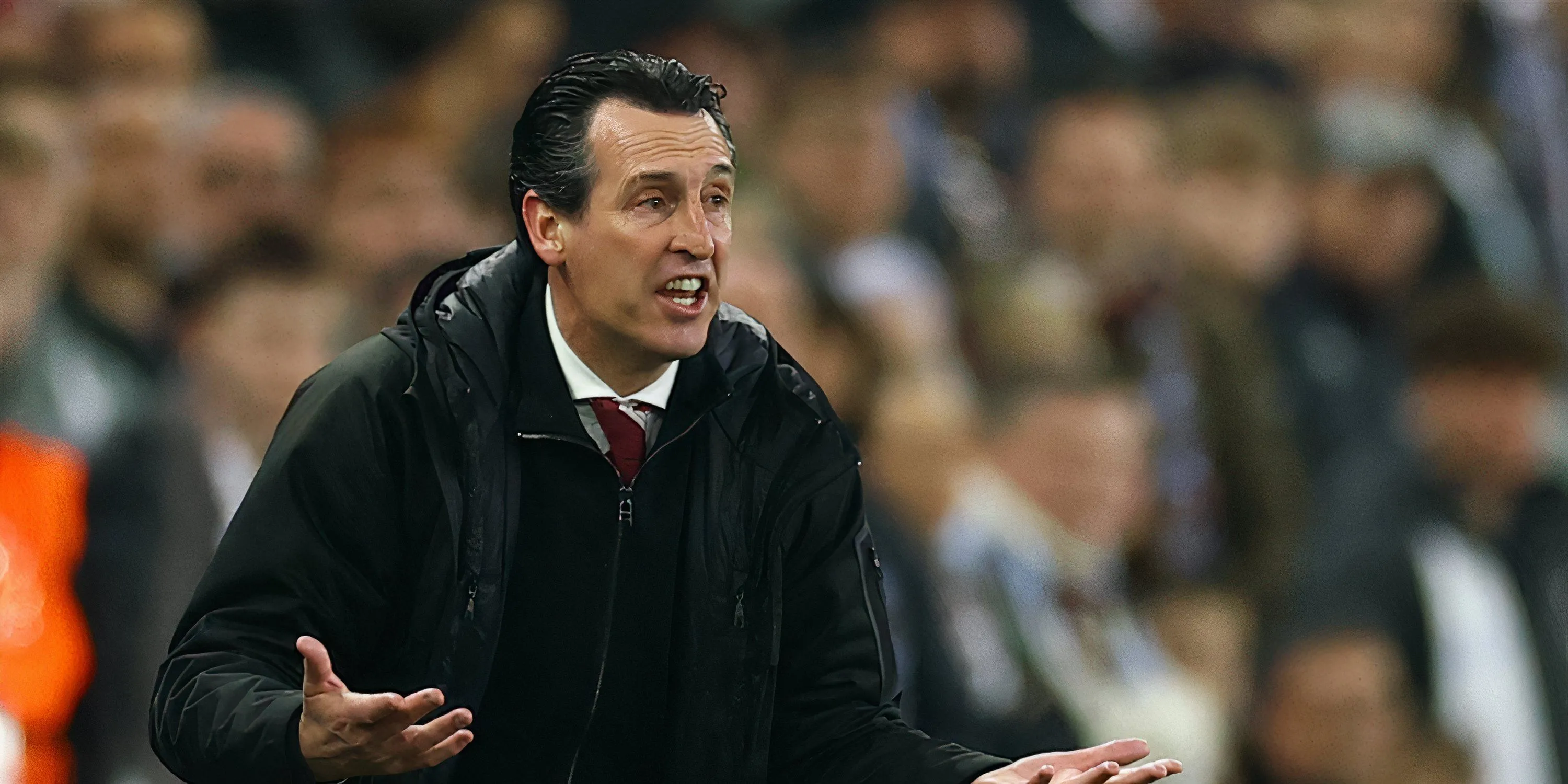 Huấn luyện viên Unai Emery của Aston Villa, người đang tìm kiếm một tiền đạo mới cho đội bóng.