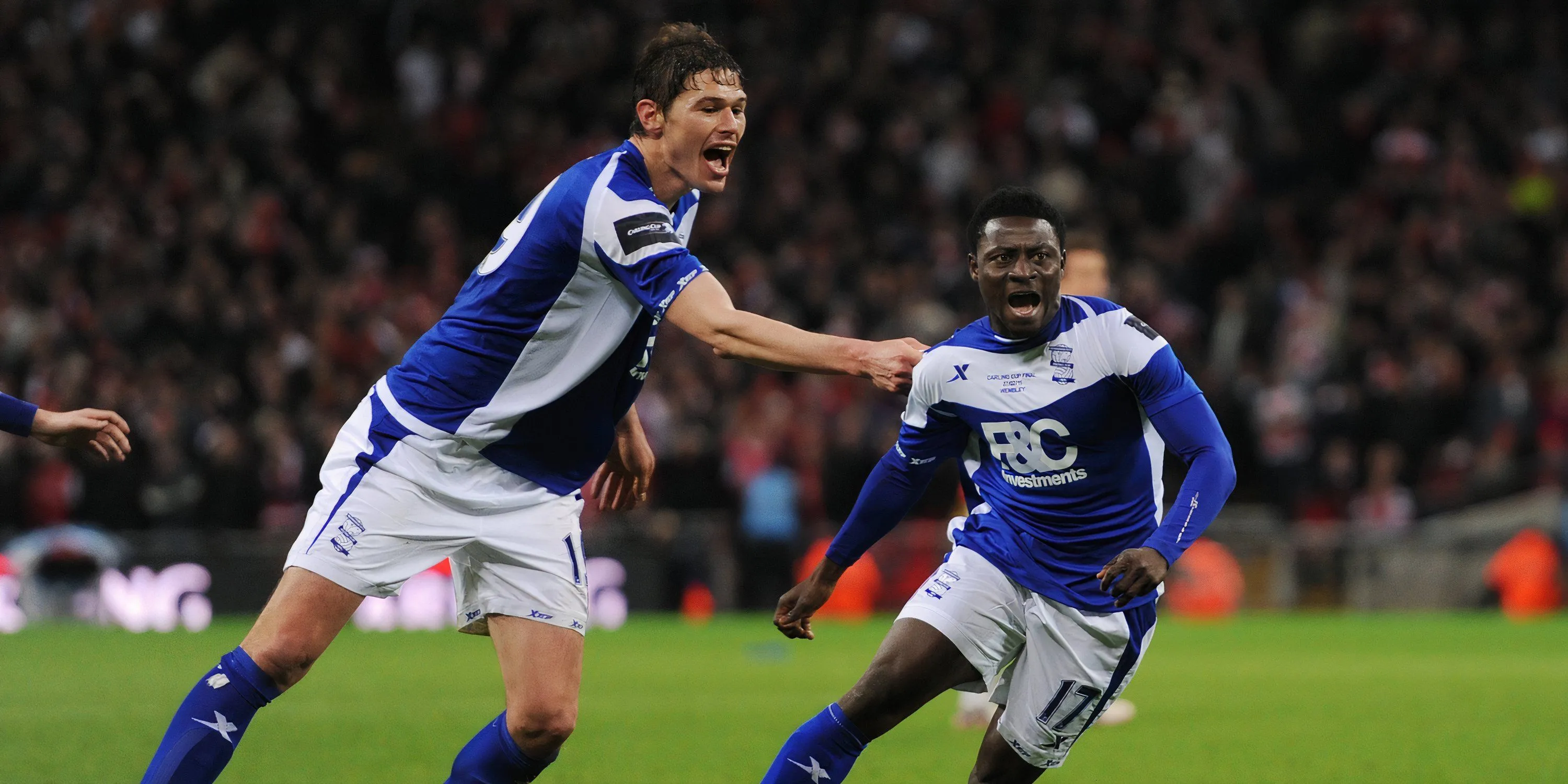 Nicola Zigic ăn mừng bàn thắng lịch sử cho Birmingham City tại chung kết League Cup 2011