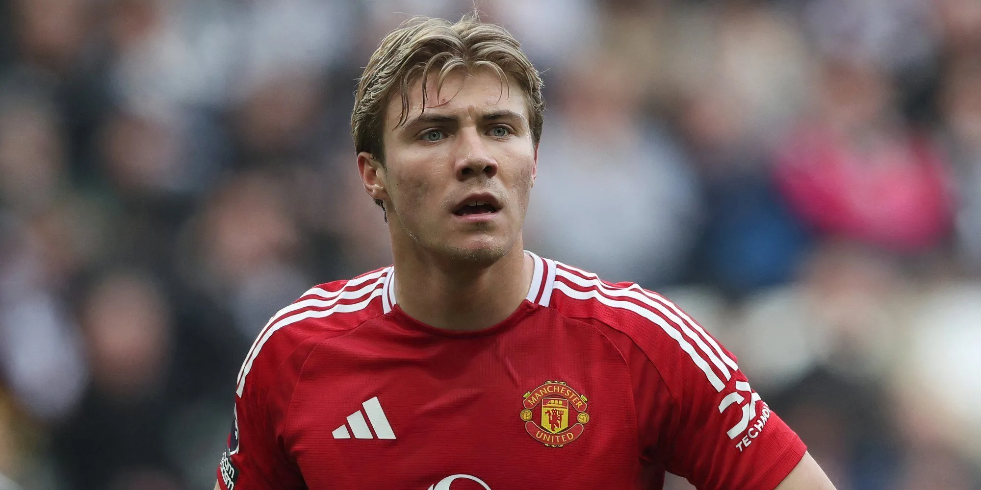 Rasmus Hojlund trong màu áo Manchester United thi đấu tại Premier League, phong độ của tiền đạo này đang được cân nhắc cho vị trí mũi nhọn chính