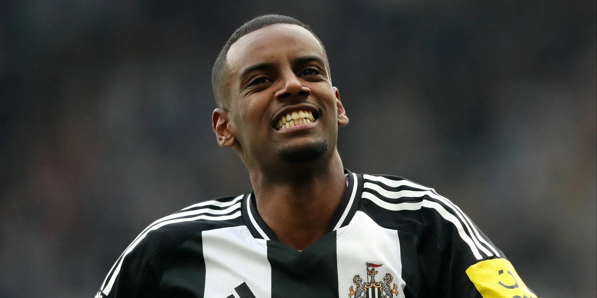 Tiền đạo Alexander Isak của Newcastle United trên sân, sau thông tin về mức giá chuyển nhượng kỷ lục