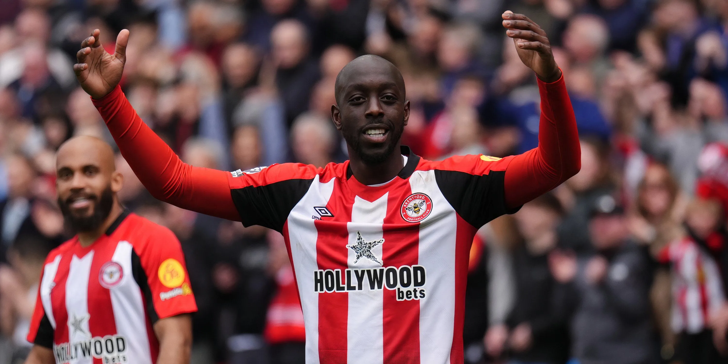 Tiền đạo Yoane Wissa ăn mừng bàn thắng cùng Brentford, cầu thủ đang được Newcastle theo đuổi gắt gao