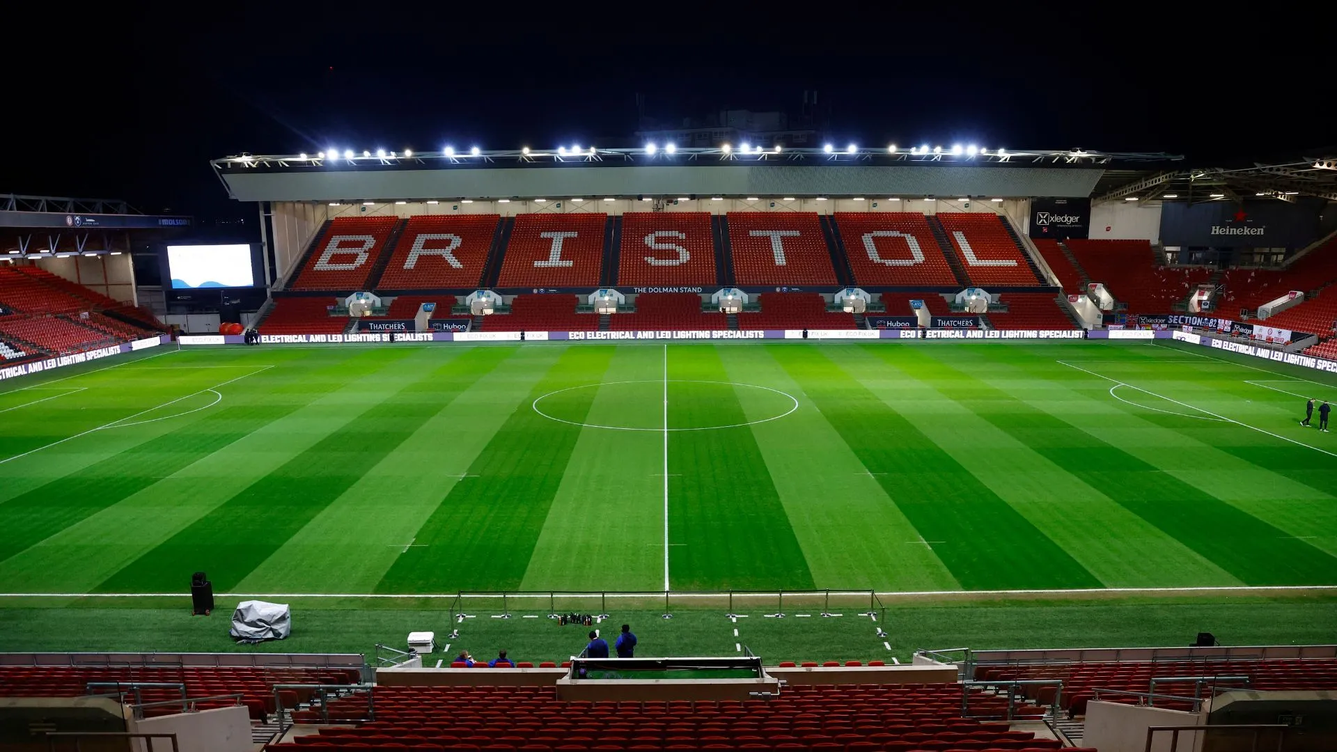 Ashton Gate sau cải tạo, hình ảnh khán đài và cơ sở hạ tầng hiện đại của Bristol City