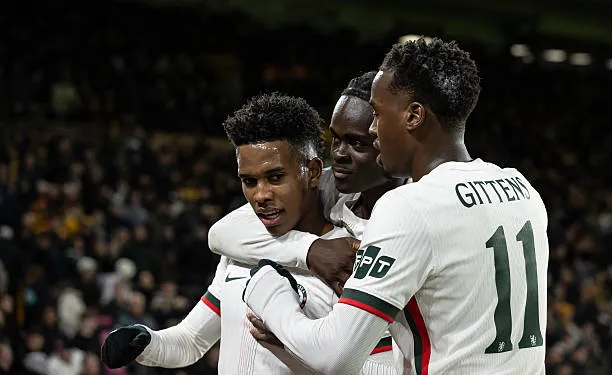 Các tài năng trẻ Chelsea ăn mừng gồm Gittens, Andrey Santos, Estevao Willian và Tyrique George sau trận tại Molineux.