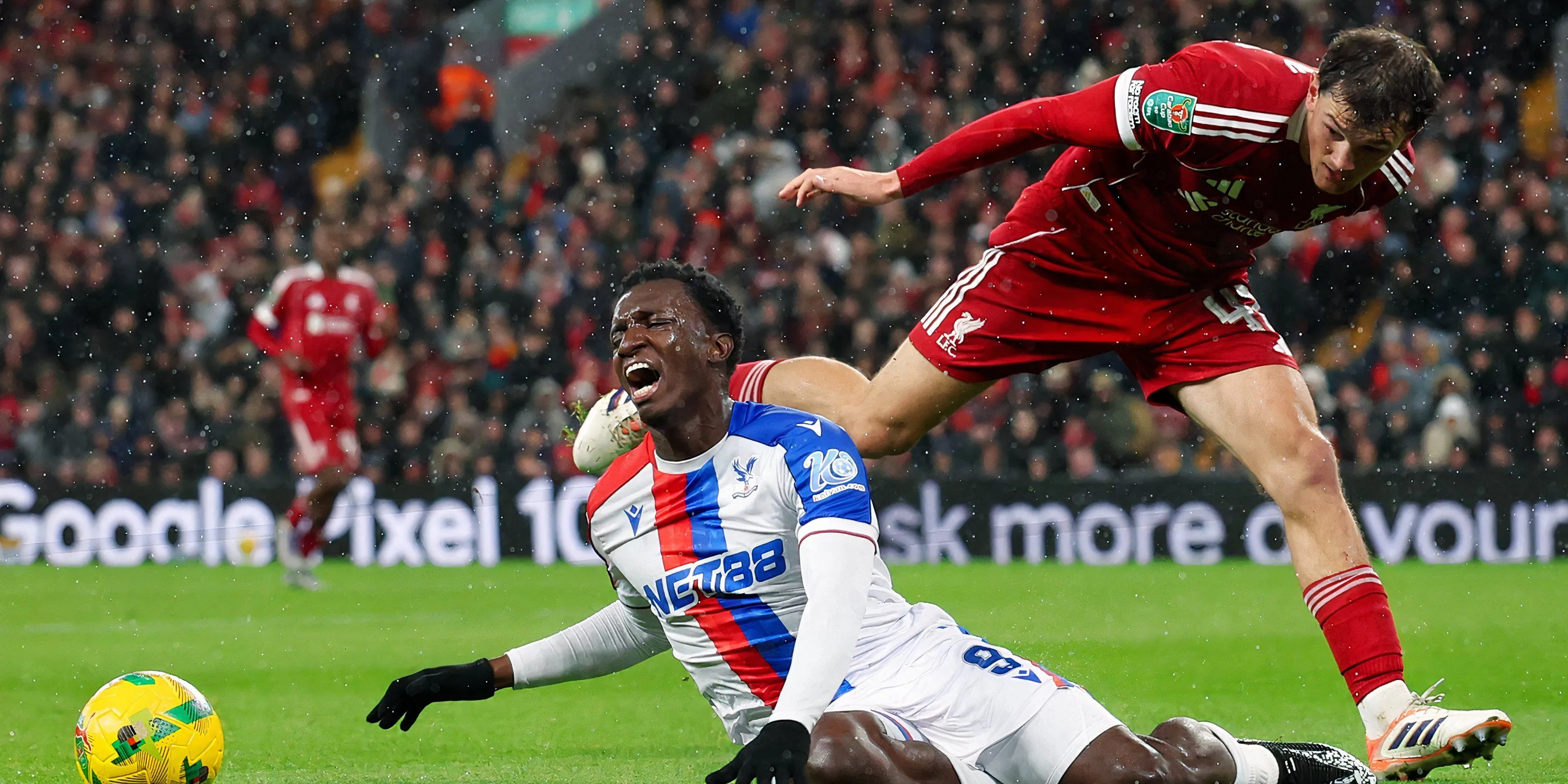 Calvin Ramsay nỗ lực cản phá trong một pha bóng