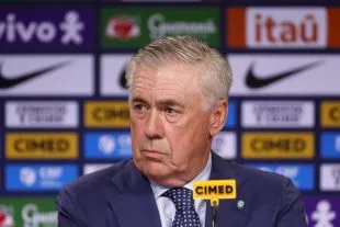 Carlo Ancelotti trong một cuộc họp báo quốc tế năm 2025, HLV kỳ cựu nổi tiếng với kinh nghiệm dẫn dắt Napoli, Real và tuyển Brazil