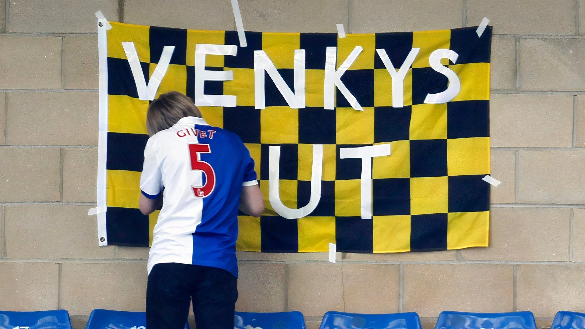 CĐV Blackburn Rovers biểu tình phản đối chủ sở hữu trước đây, phản ánh kết nối cộng đồng với CLB