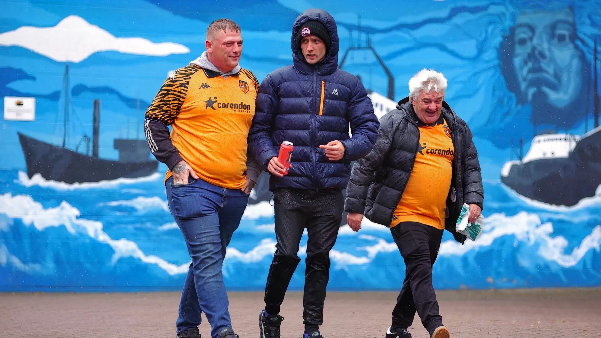 CĐV Hull City trên khán đài MKM Stadium, thể hiện tinh thần địa phương và niềm tin vào tương lai CLB