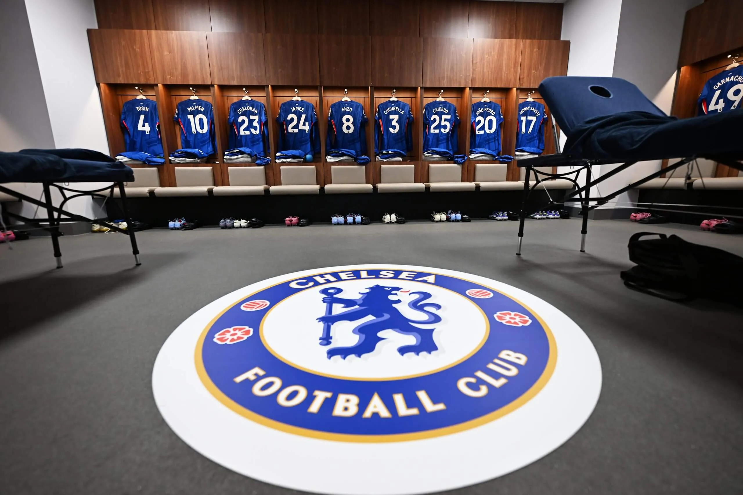 Chelsea mang tấm thảm có logo CLB để tạo cảm giác &quot;sân nhà&quot; trong phòng thay đồ đội khách