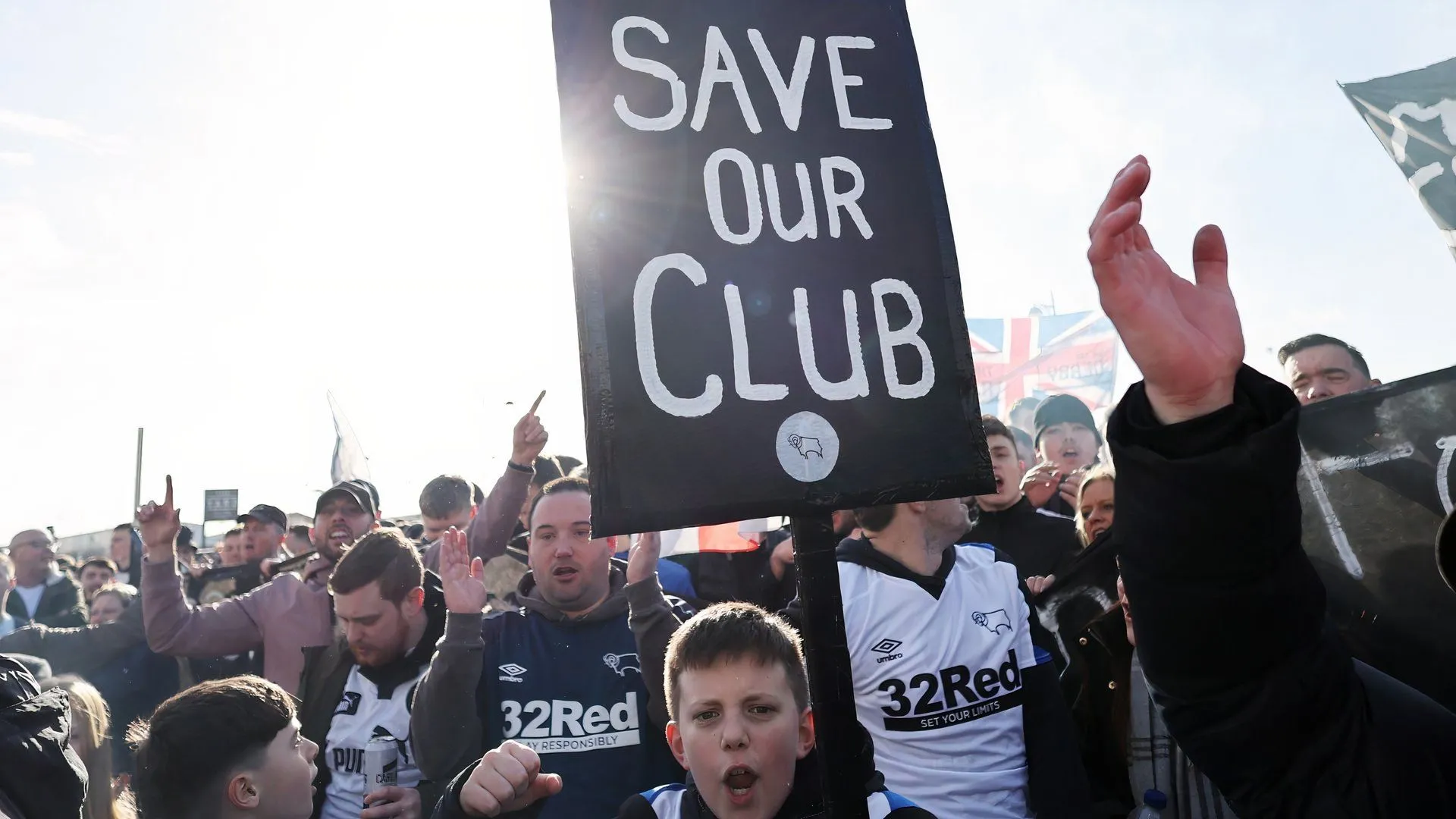 Cổ động viên Derby County tập trung ủng hộ chiến dịch “Save Derby County”