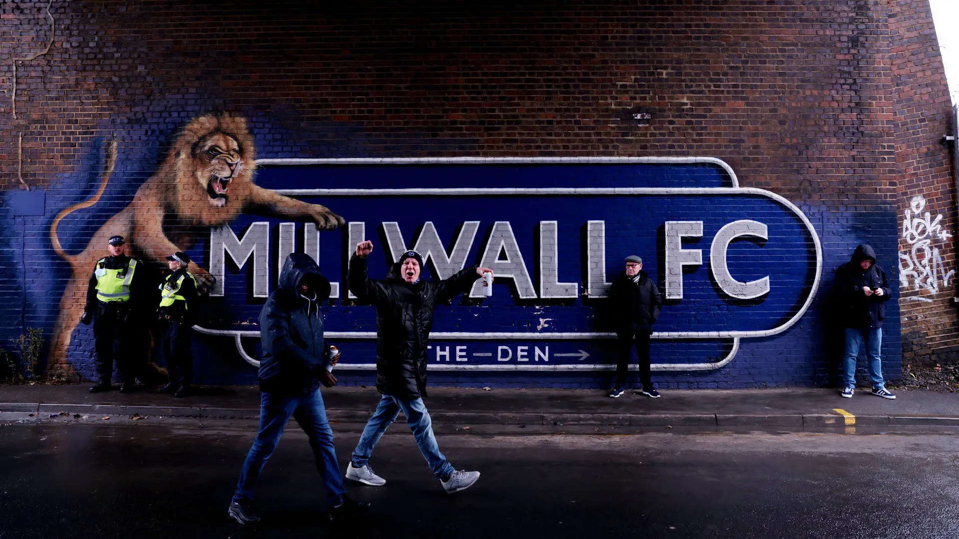 Cổ động viên Millwall tạo bầu không khí áp đảo tại The Den