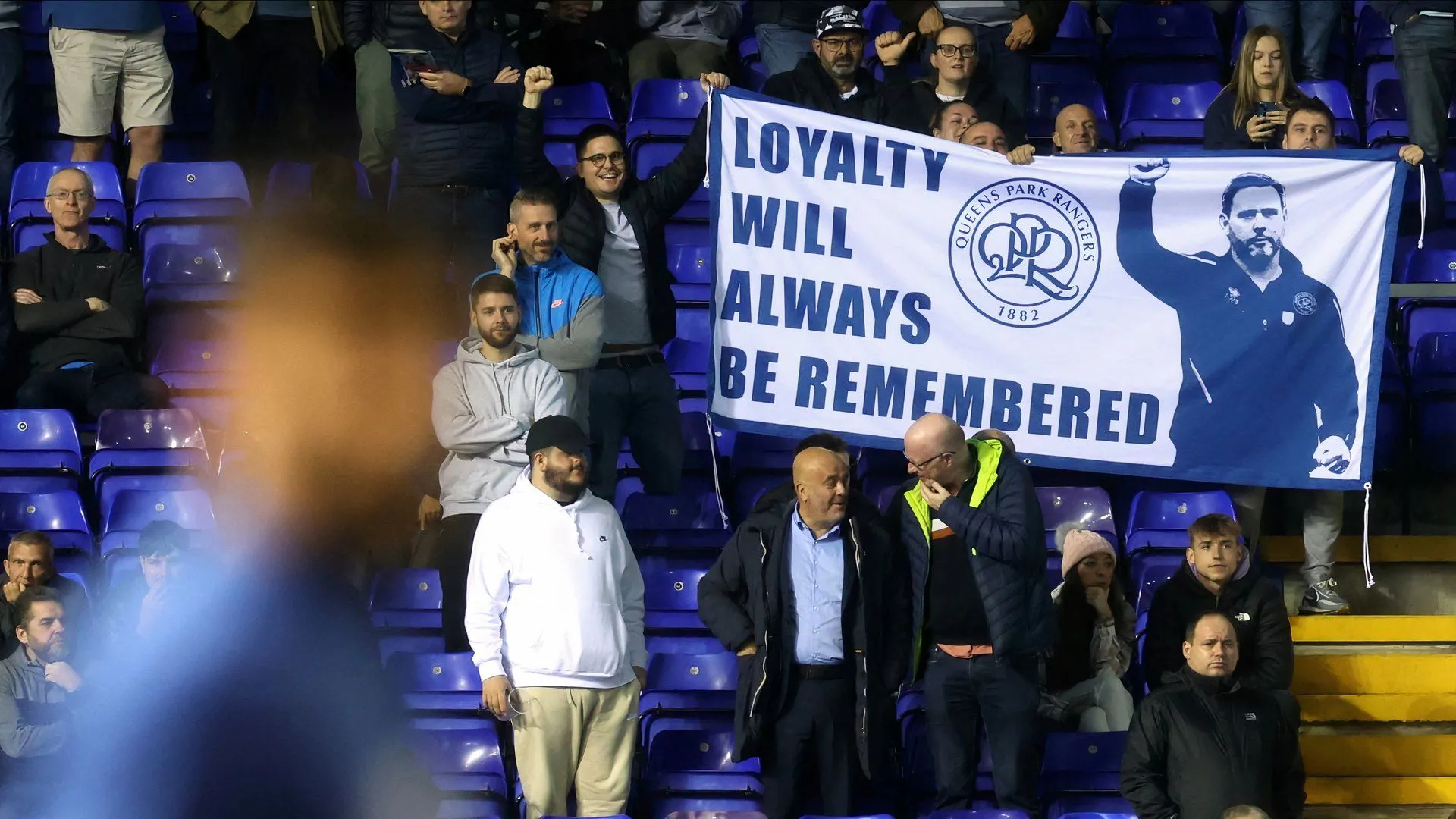 Cổ động viên QPR ăn mừng trên khán đài, niềm tin được khuếch đại sau chuỗi kết quả tích cực