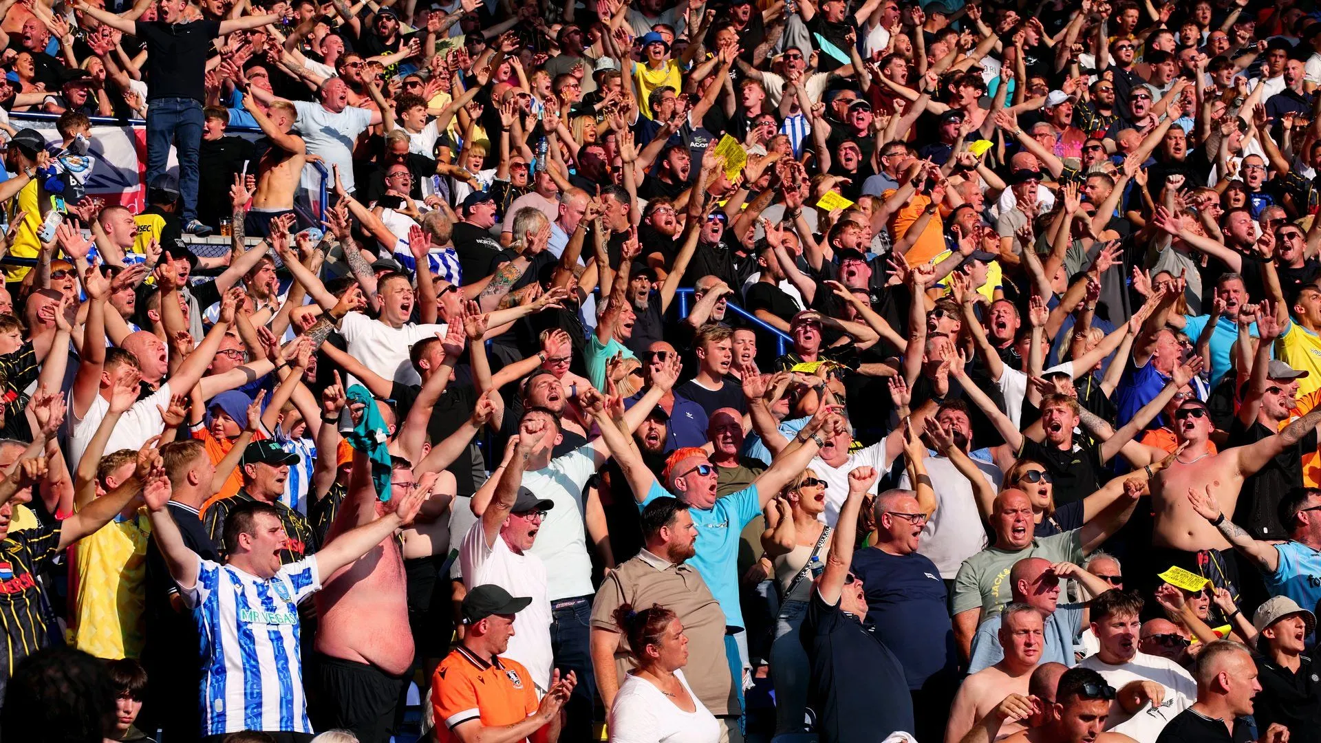 Cổ động viên Sheffield Wednesday ăn mừng hy vọng mới sau thông tin chi trả lương đúng hạn