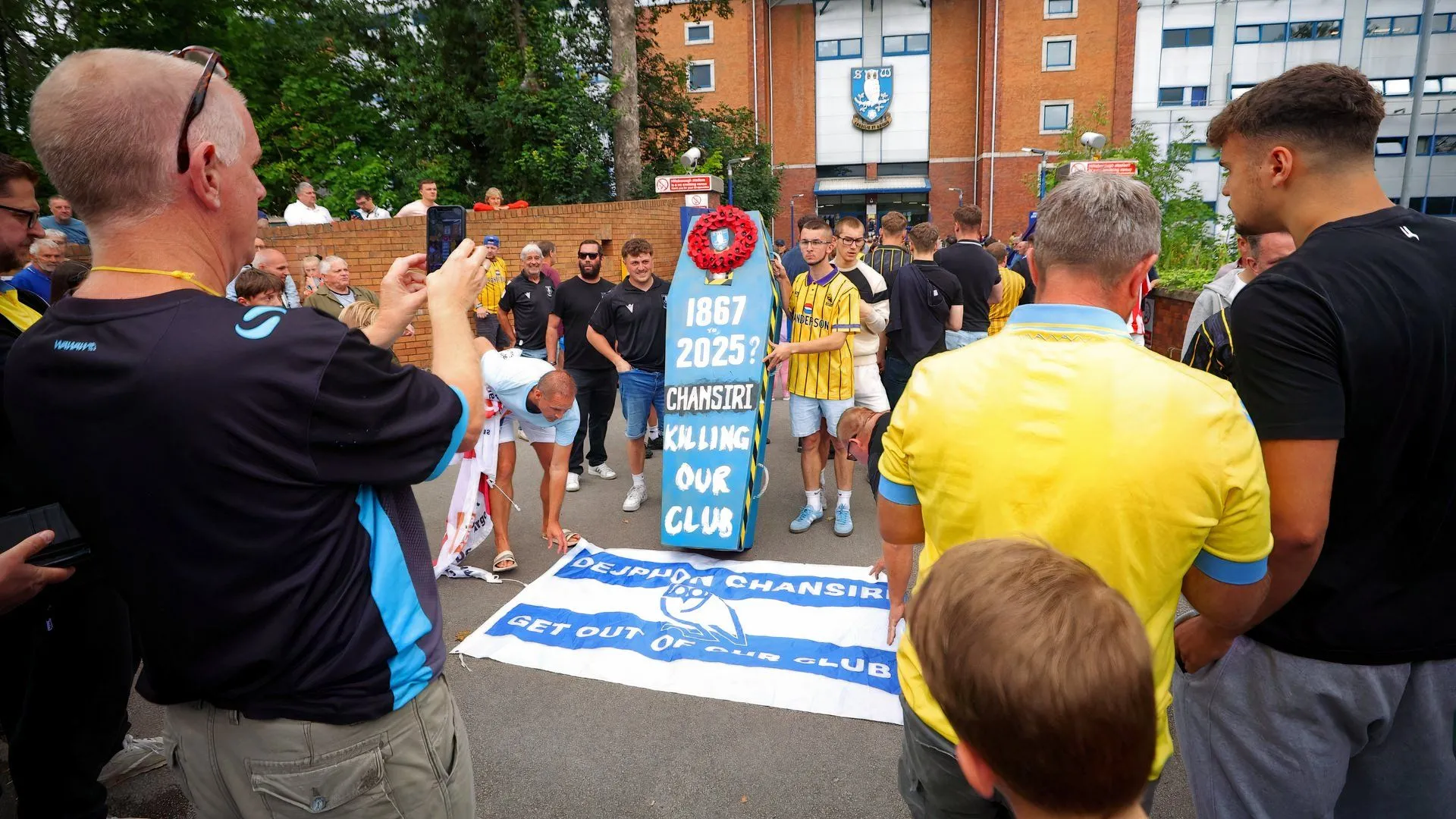 Cổ động viên Sheffield Wednesday biểu tình phản đối Dejphon Chansiri bên ngoài Hillsborough