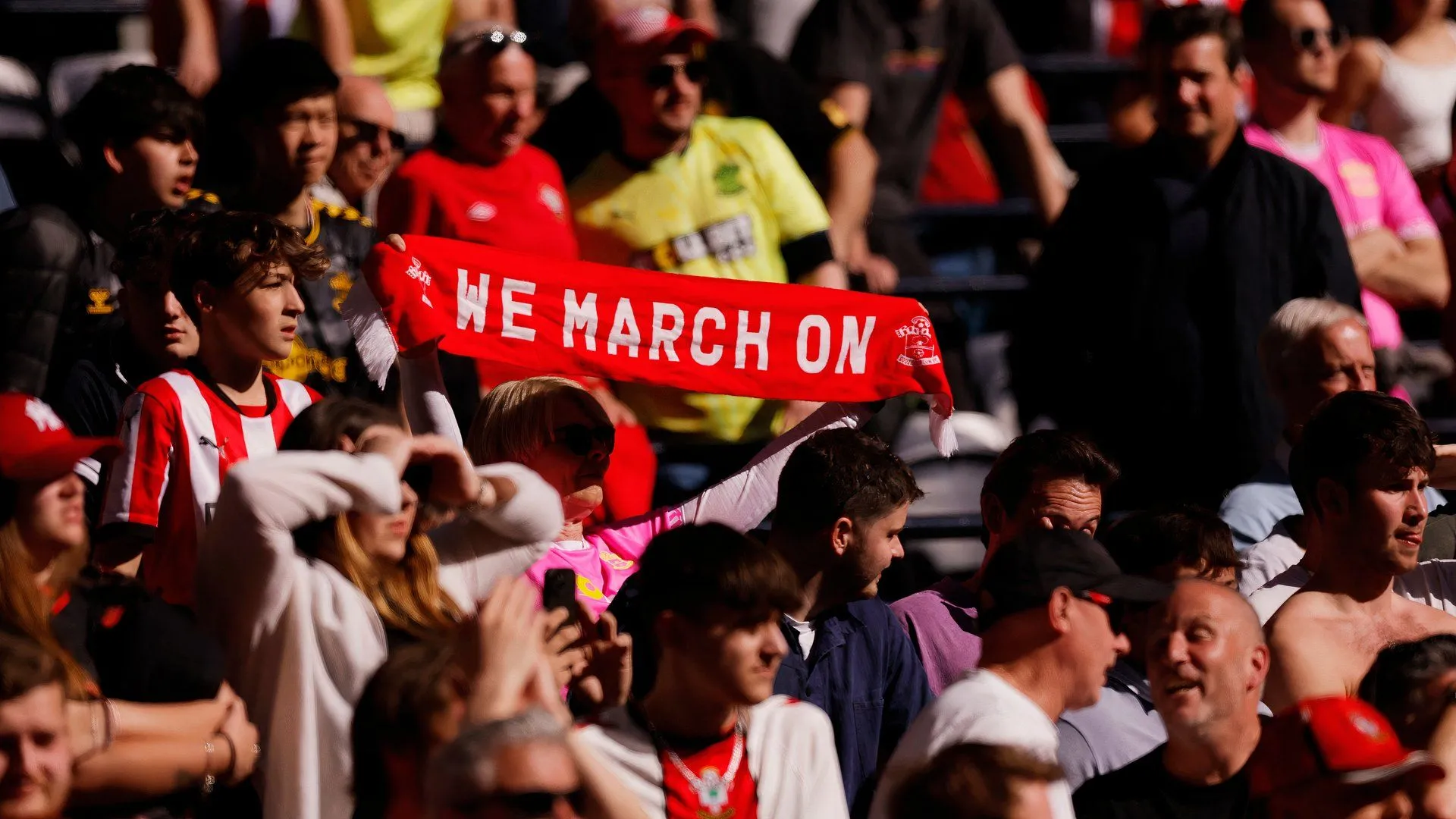 Cổ động viên Southampton bày tỏ cảm xúc tại St. Mary’s