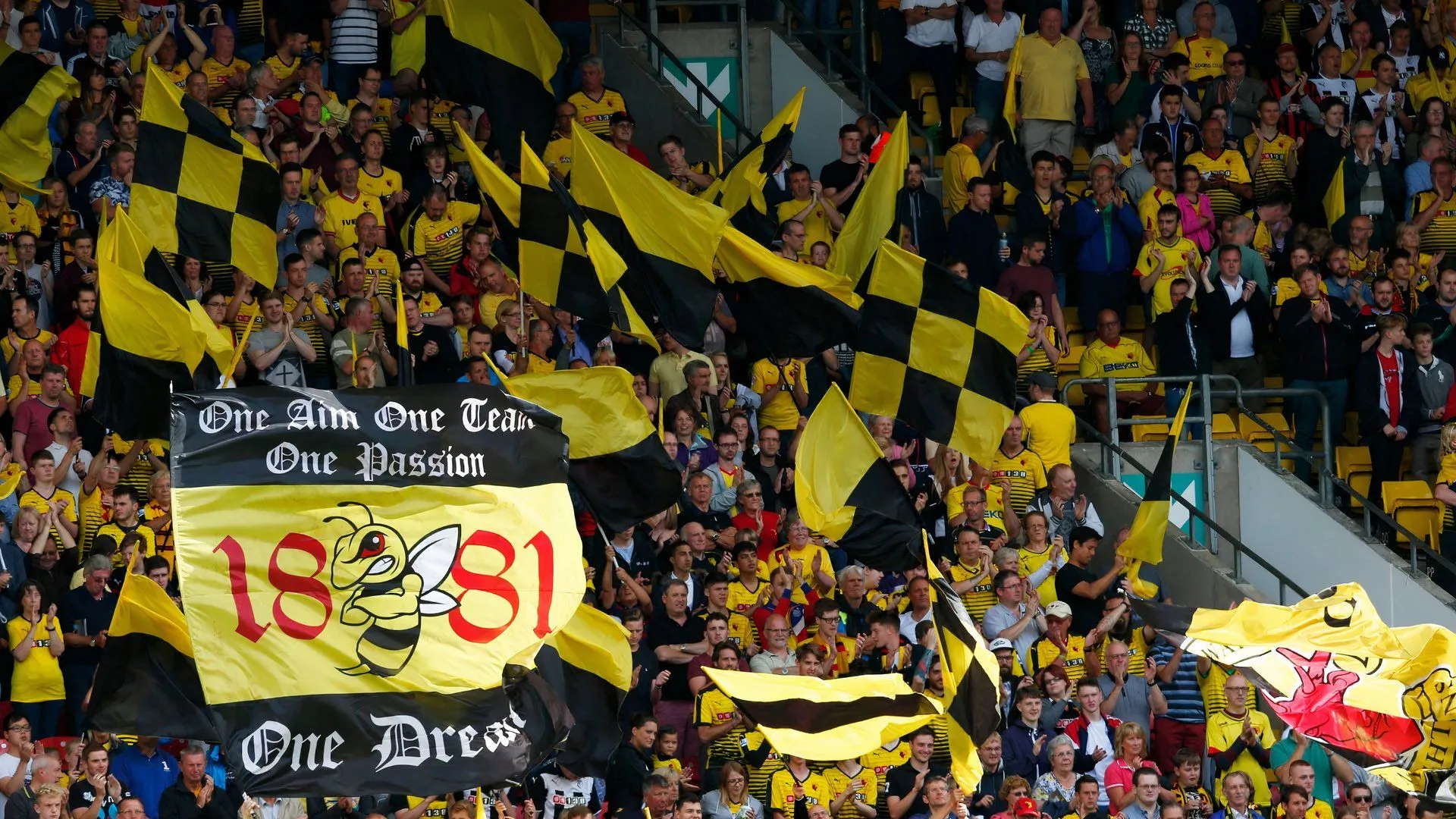 Cổ động viên Watford trên khán đài Vicarage Road