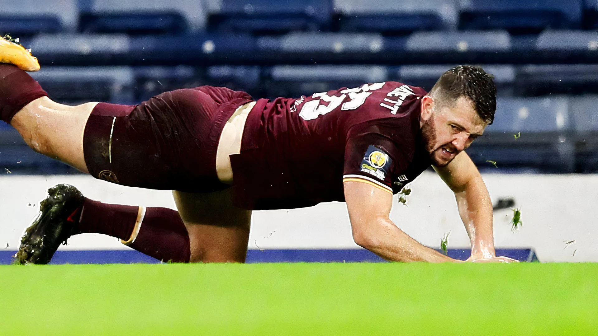 Craig Halkett ăn mừng bàn thắng cho Hearts — trung vệ có sức mạnh và khả năng lãnh đạo hàng thủ