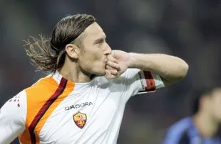 Francesco Totti ăn mừng trong màu áo AS Roma, huyền thoại số 10 được Spalletti đánh giá vượt trội về sáng tạo và ảnh hưởng trận đấu
