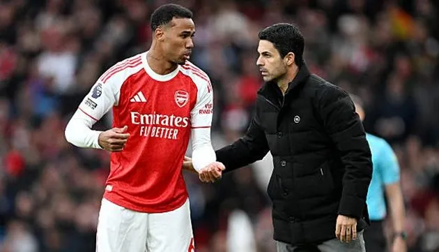 Gabriel Magalhaes áp sát đối thủ, biểu hiện sức mạnh phòng ngự và tầm ảnh hưởng