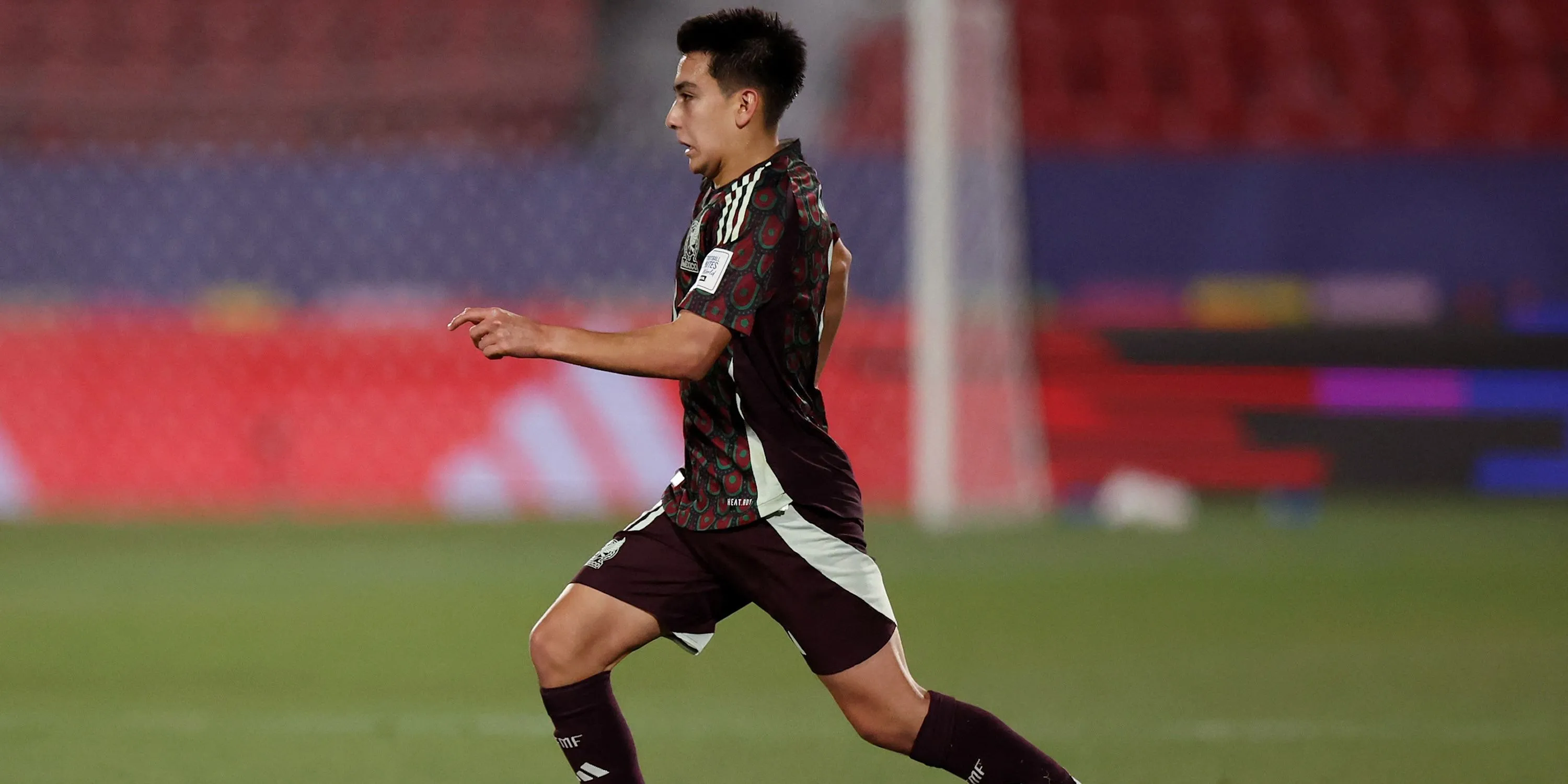 Gilberto Mora của Mexico trong một pha xử lý khi khoác áo Tijuana