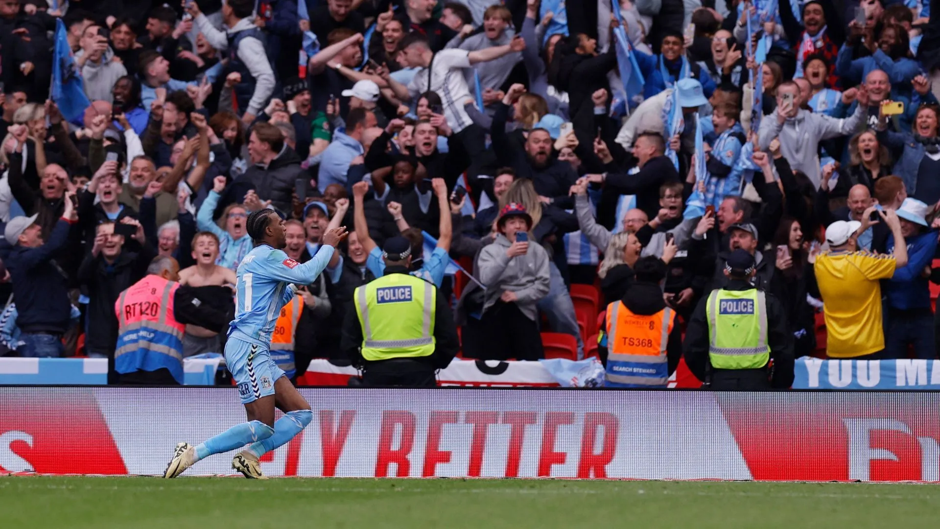 Haji Wright trong màu áo Coventry City, minh họa sức mạnh tấn công và tham vọng thăng hạng của đội bóng