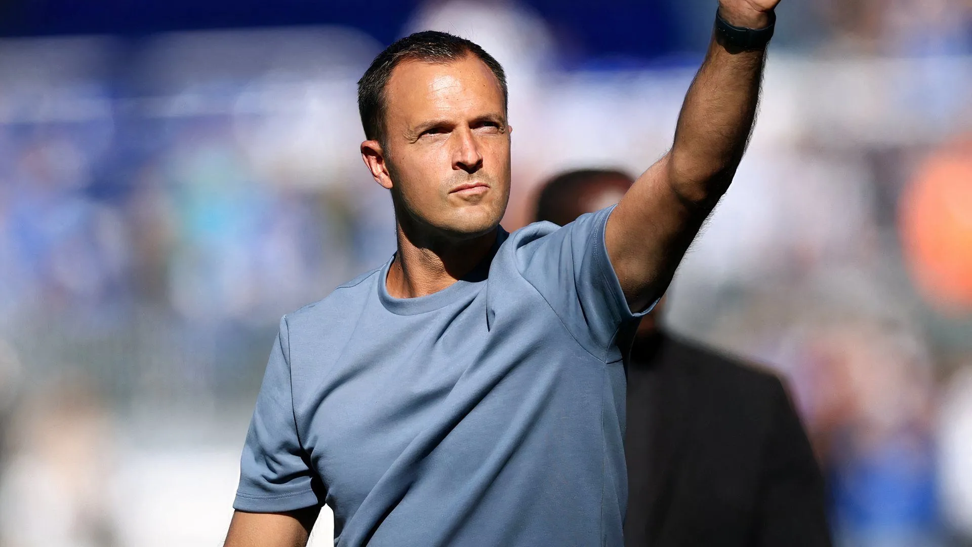 HLV Chris Davies của Birmingham City chỉ đạo học trò trên đường biên trong trận đấu gần đây, thể hiện việc xoay vòng đội hình và cân nhắc chiến thuật