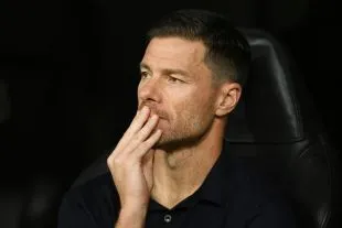 HLV Xabi Alonso của Real Madrid quan sát trận đấu tại sân Santiago Bernabeu, biểu tượng cho chiến lược dài hạn của CLB Hoàng gia với các tài năng trẻ