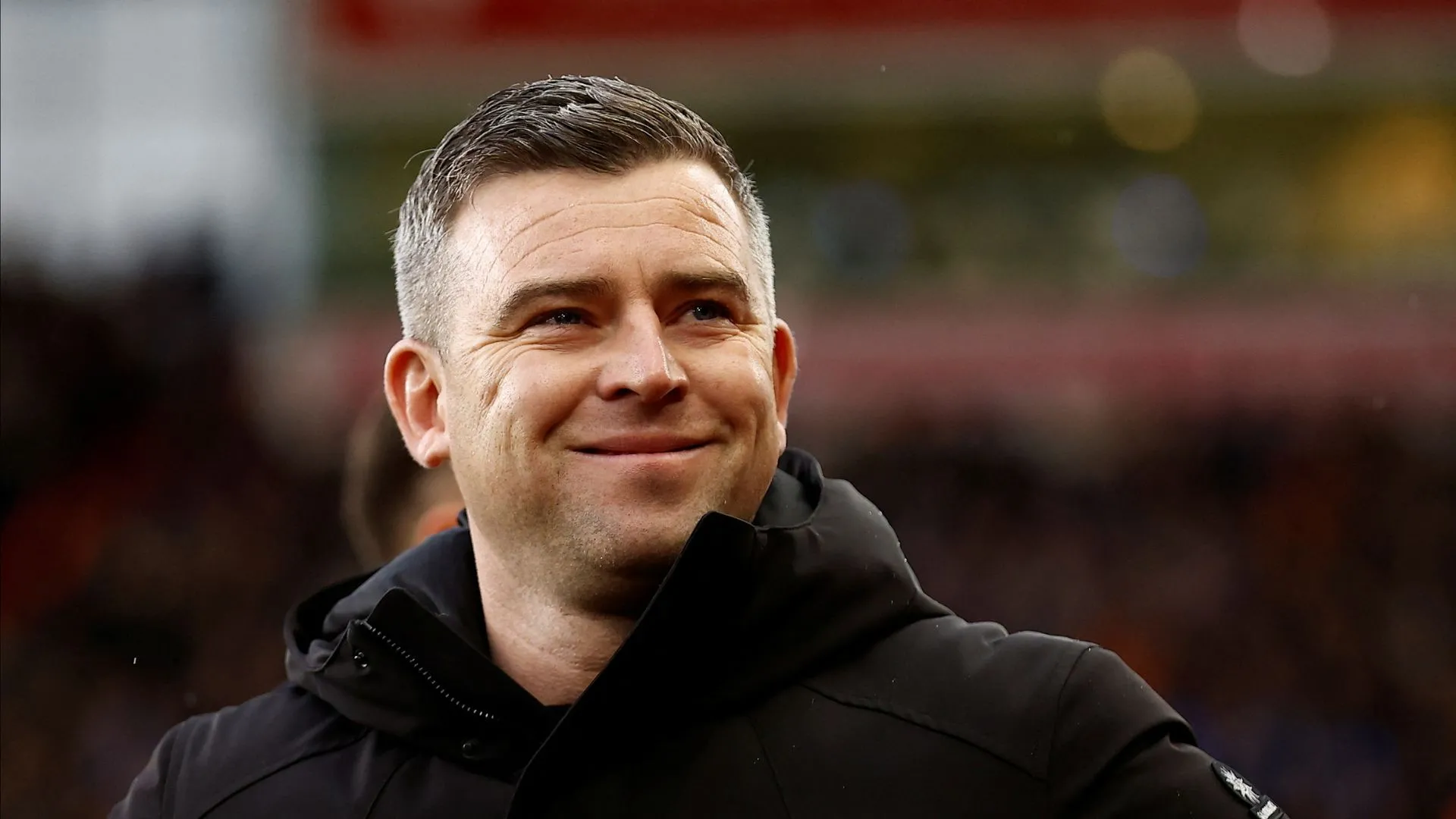 Huấn luyện viên Steven Schumacher của Bolton theo dõi học trò trong buổi tập