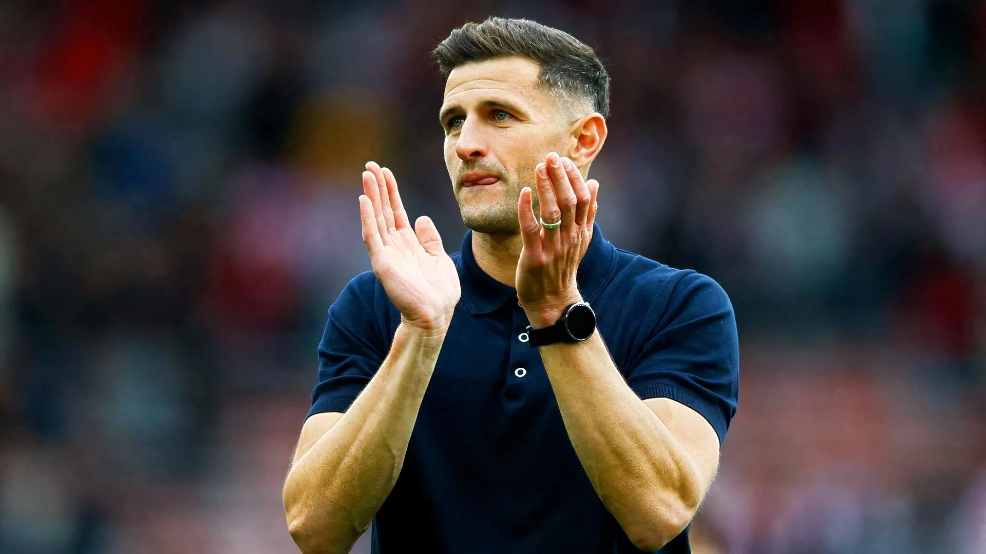 John Mousinho, HLV Portsmouth, chỉ đạo học trò bên đường biên Fratton Park